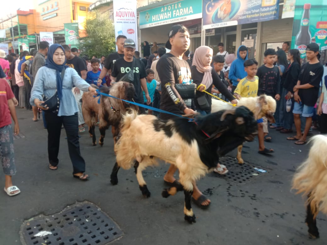 KONTES &ndash; Para peternak yang ikut kontes kambing tahun lalu.