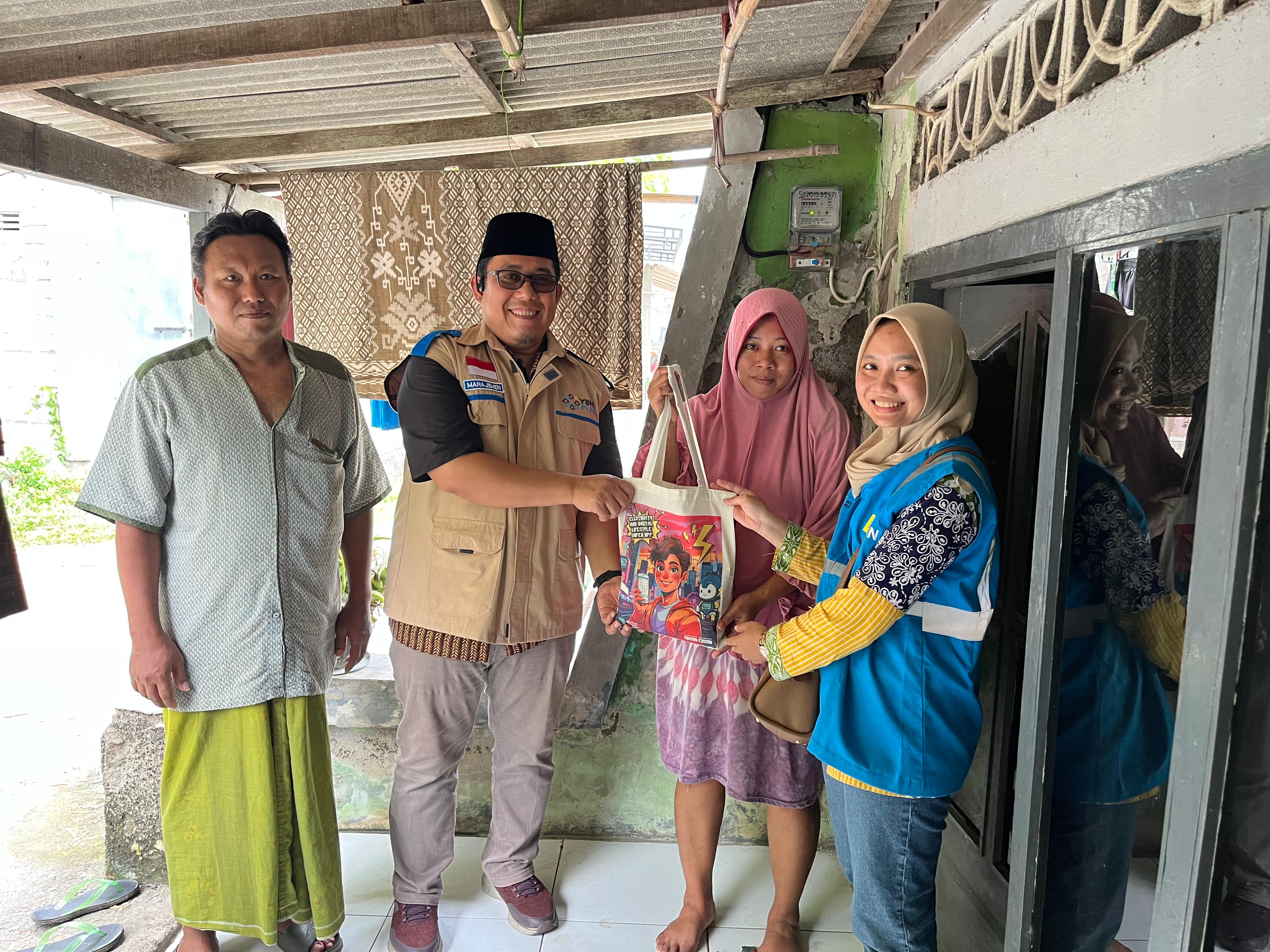 Melalui program Light Up The Dream (LUTD), PT PLN (Persero) UP3 Gresik berkolaborasi dengan Yayasan Baitul Maal (YBM) memberikan pemasangan kWh meter gratis dan bantuan paket sembako pada masyarakat.