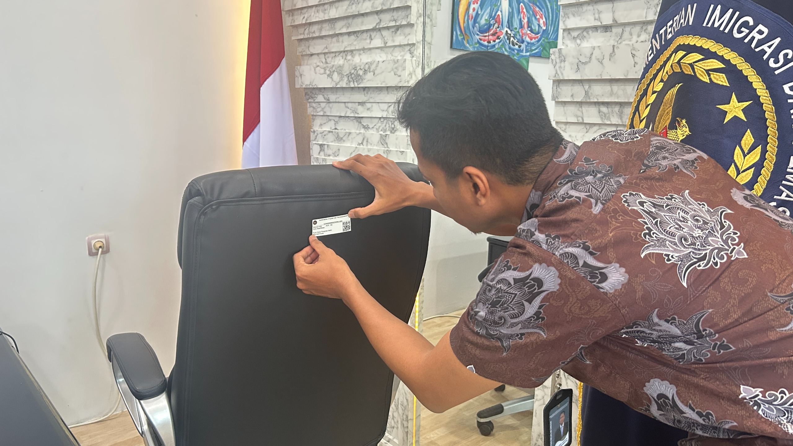 INVENTARISASI &ndash; Petugas Rutan Kelas IIB Gresik menempel stiker barcode pada aset negara sebagai bagian dari penertiban administrasi Barang Milik Negara (BMN).
