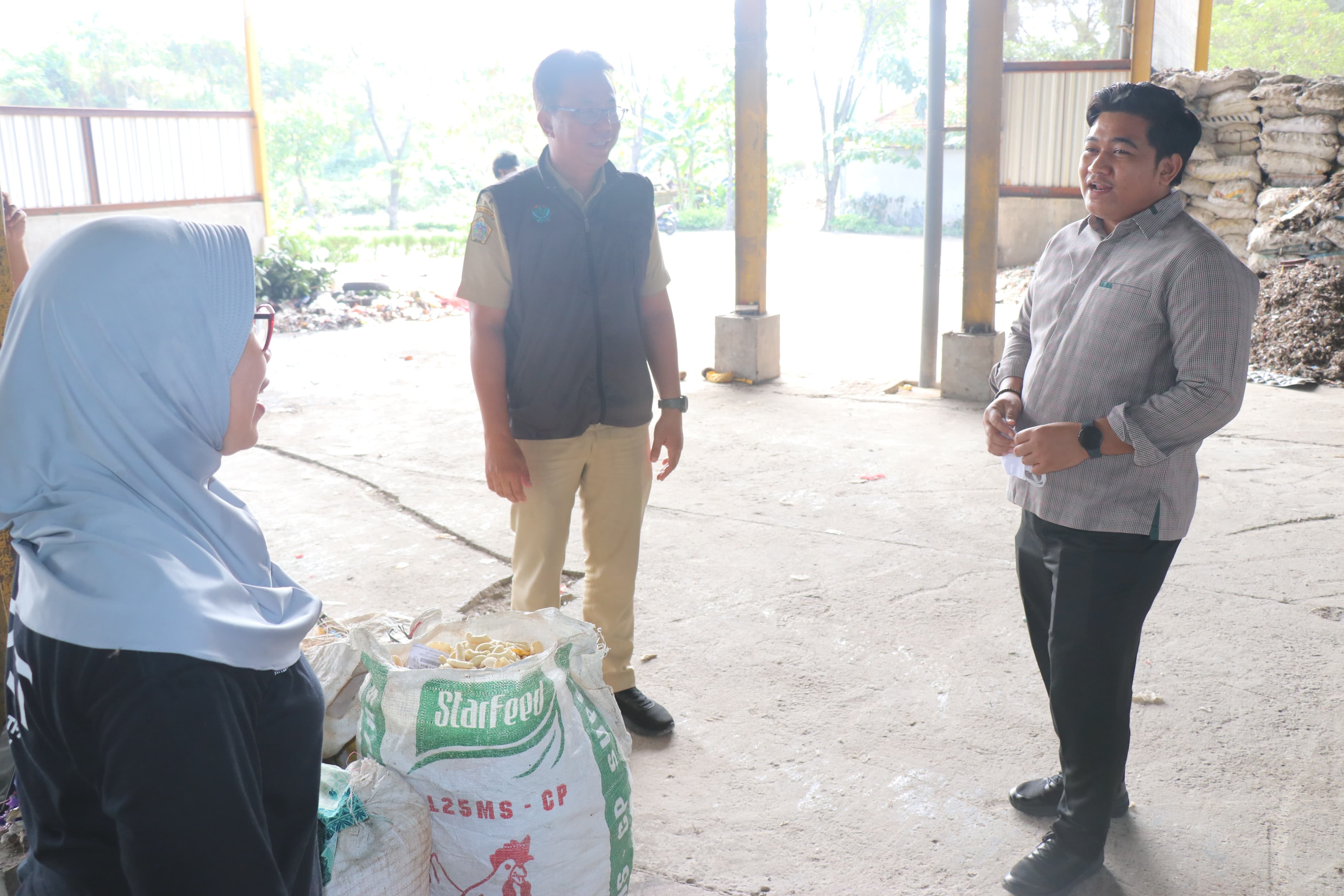 SIDAK: Ketua DPRD Gresik, M Syahrul Munir, melakukan inspeksi mendadak (sidak) di TPA Ngipik, Rabu (11/7).