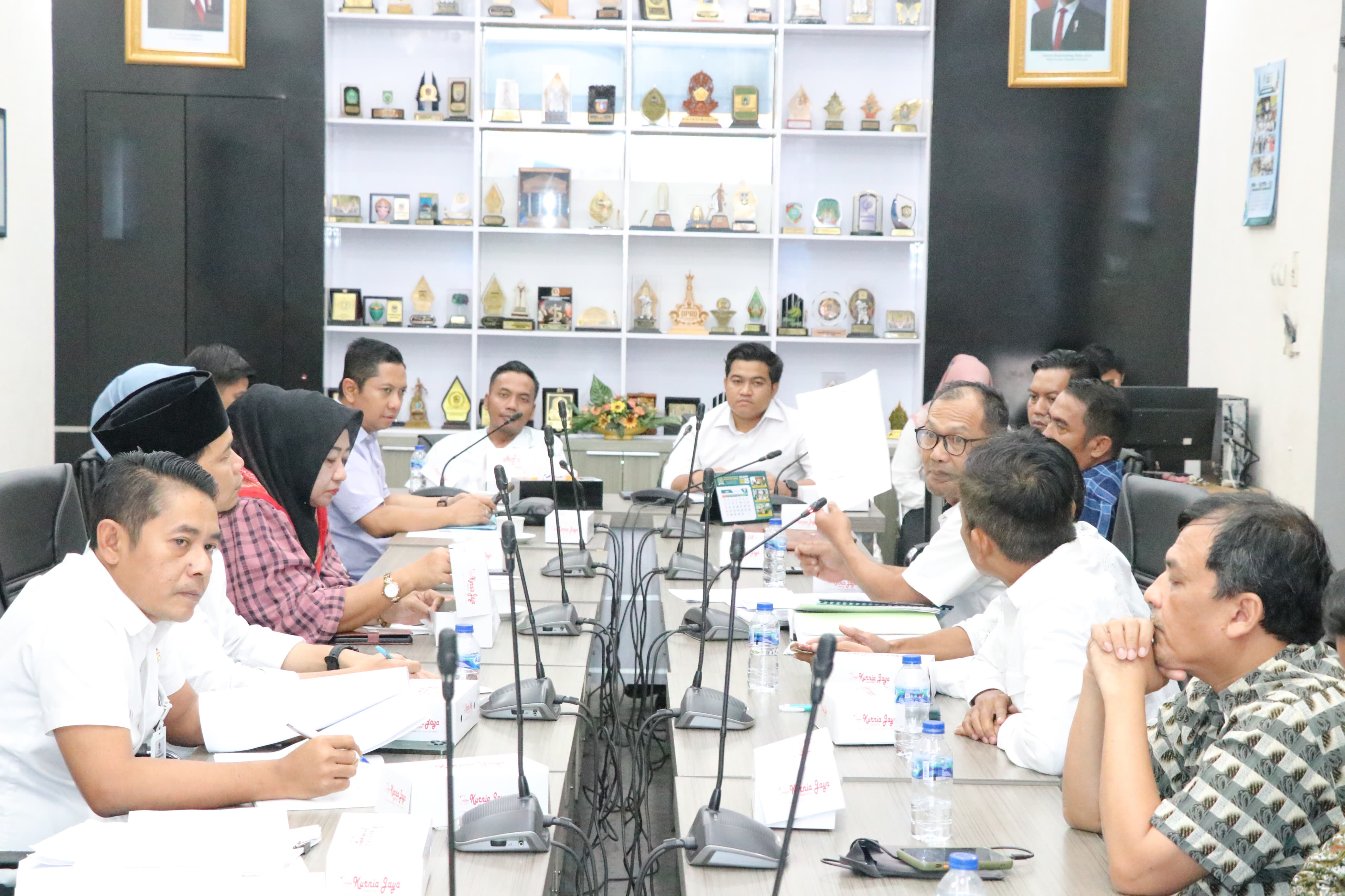 Ketua DPRD Gresik, M. Syahrul Munir, memimpin audiensi bersama perwakilan mantan karyawan PT Smelting, Dinas Tenaga Kerja (Disnaker) Gresik, kuasa hukum PT Smelting, serta perwakilan serikat pekerja.