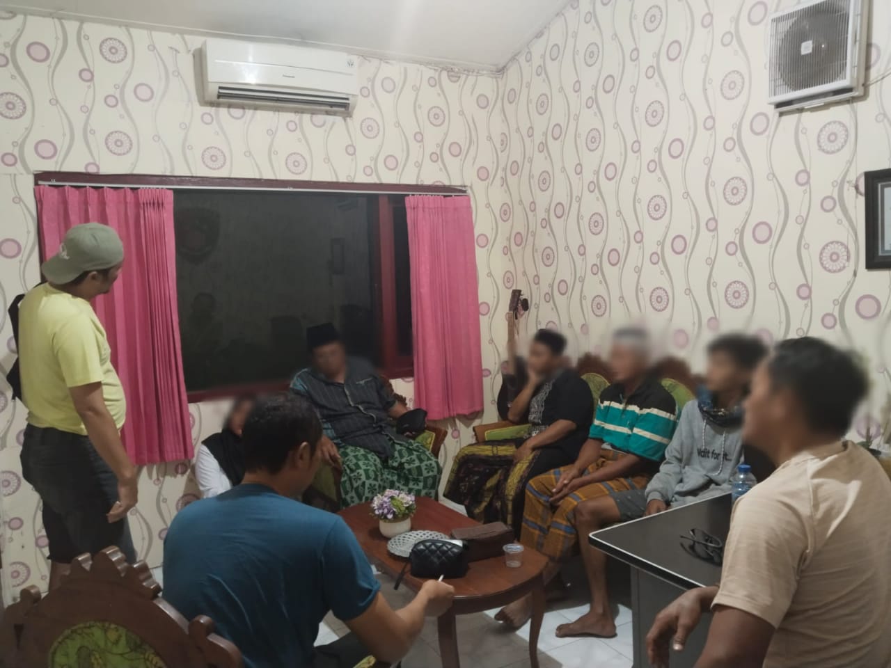 DIGELANDANG : Diduga berbuat mesum dengan istri orang IDR warga Bungah digelandang untuk menghindari amukan warga Desa Pangkahkulon, Kecamatan Ujungpangkah, Gresik.