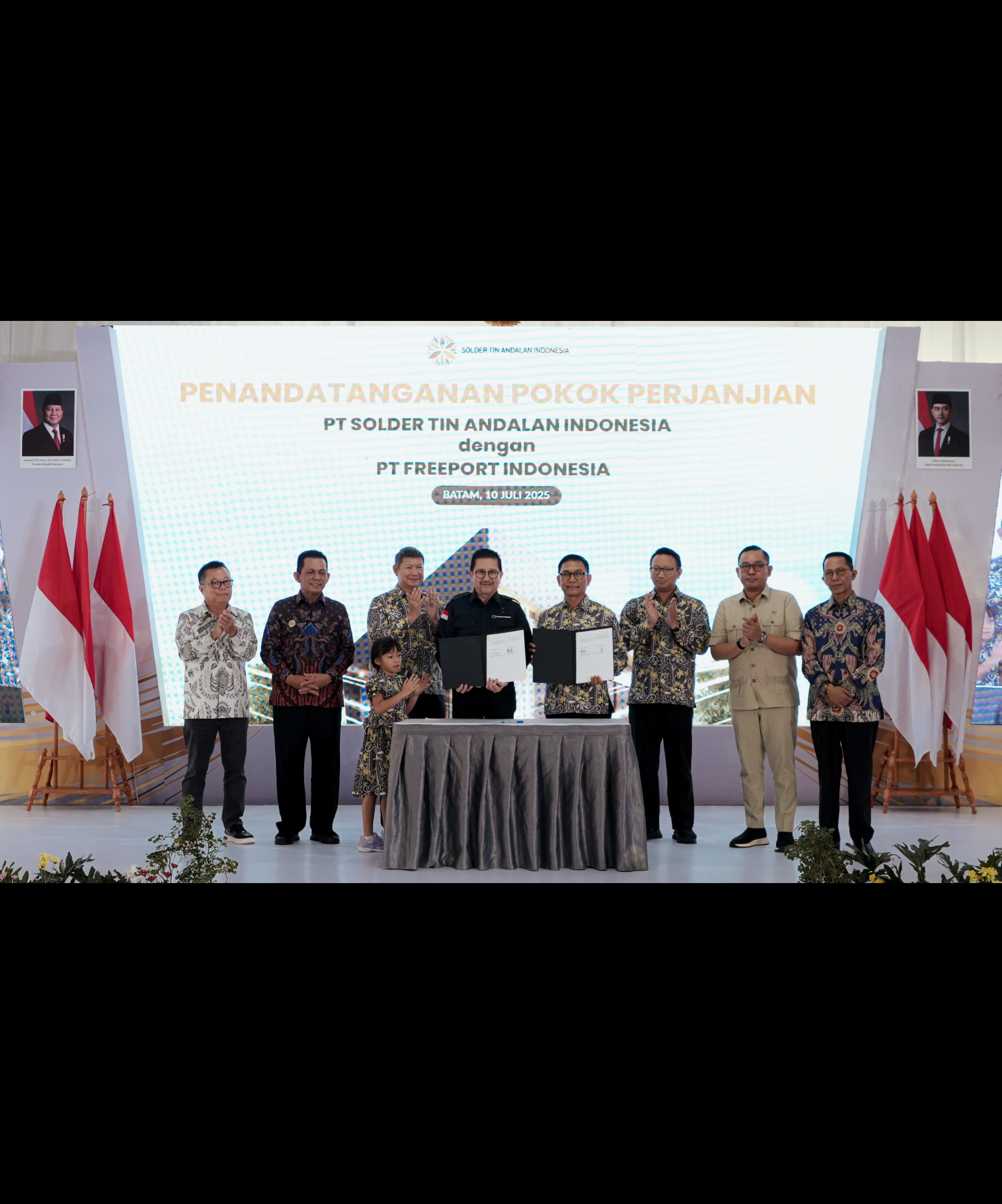Presiden Direktur PT Freeport Indonesia, Tony Wenas menunjukkan dokumen kerjasama pasokan logam strategis berupa perak dan timbal hasil produksi PMR Gresik.