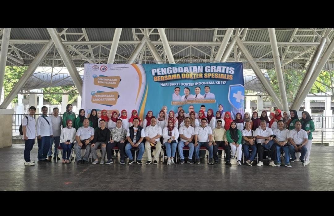 KOMPAK: Anggota IDI Gresik foto bersama usai acara pengobatan gratis di WEP Gresik.