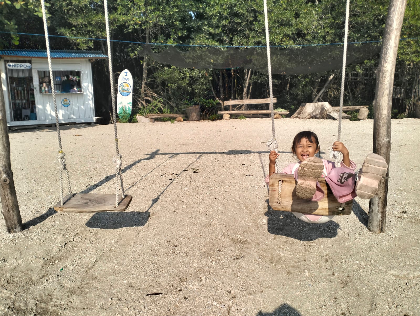 REKREASI: Seorang anak menikmati wisata Pantai Hippo yang kini mulai viral di kawasan Gresik utara.