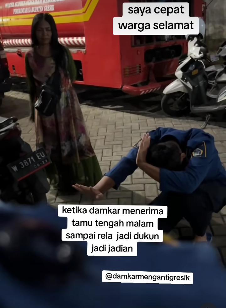 VIRAL: Aksi nyentrik petugas Damkarla Gresik nyaru dukun hadapi odgj di menganti.