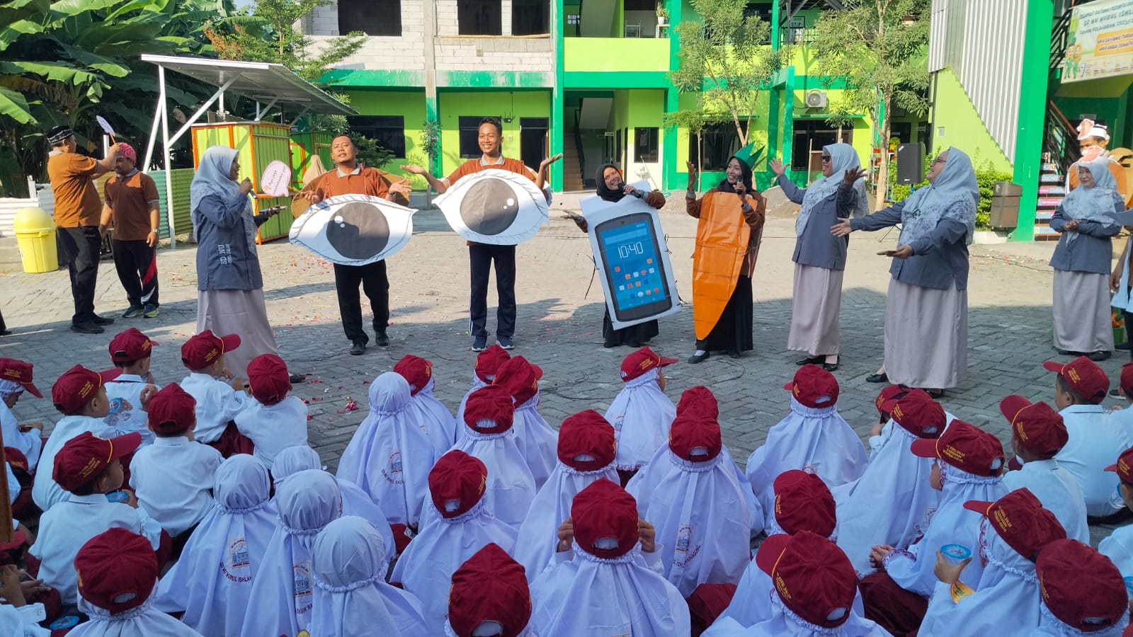 Antusias : Guru SD NU Nurul Ishlah memakai kostum bagian tubuh dan mengajak siswa menjaga kesehatan di hari pertama MPLS.