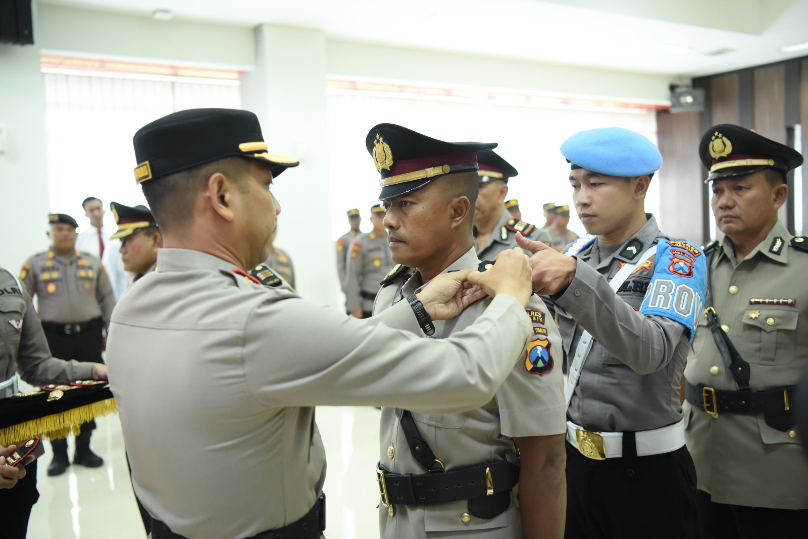 SERTIJAB : Wakalolres Gresik Kompol Danu Anindhito Kuncoro Putro saat memimpin Sertijab sejumlah PJU dan Kapolsek jajaran di Mapolres Gresik.