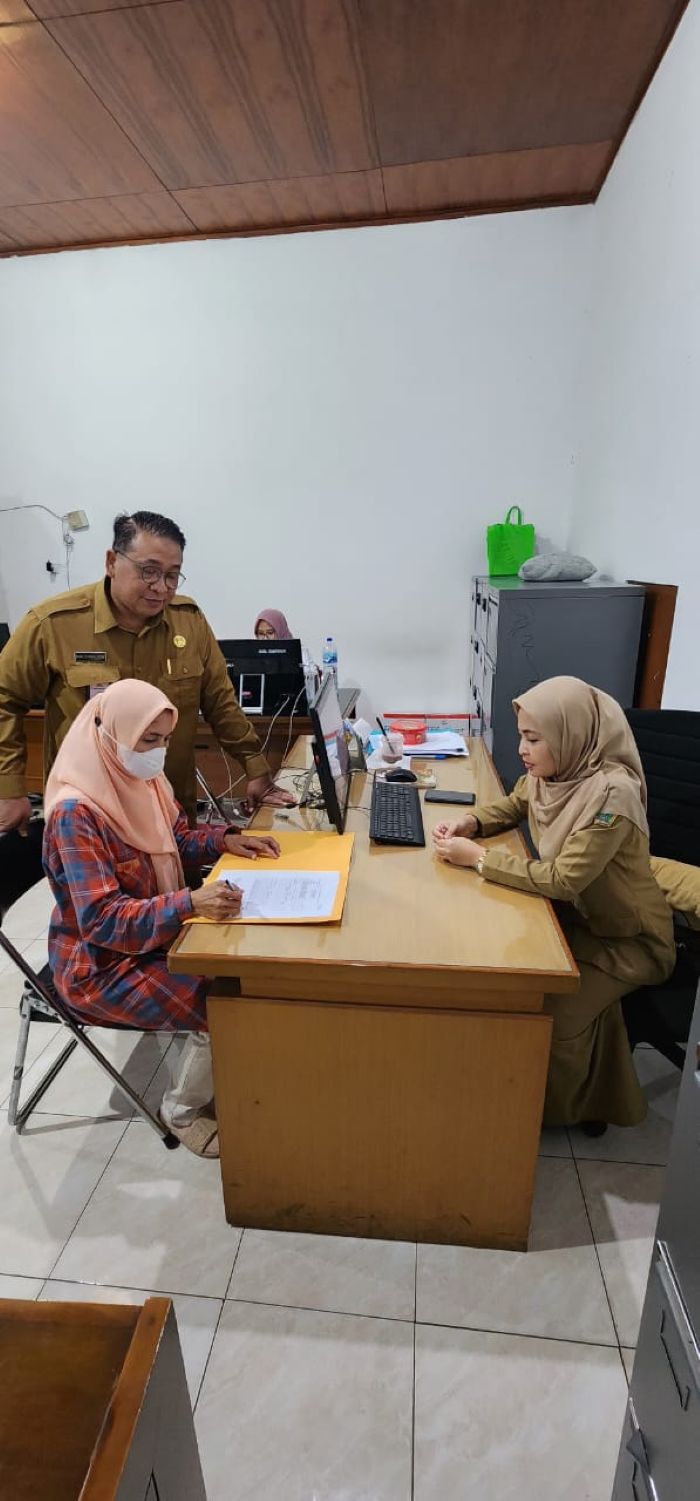 PEMANTAUAN: Kepala Disdukcapil Gresik, Muhammad Hari Syawaludin mengontrol layanan TTE belum dapat diproses secara optimal.