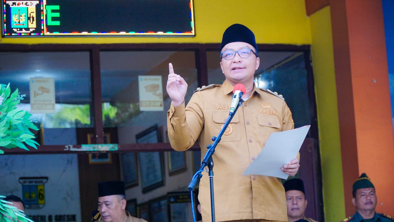 SAMBUTAN: Wakil Bupati Gresik dr Asluchul Alif membuka MPLS di Gresik.