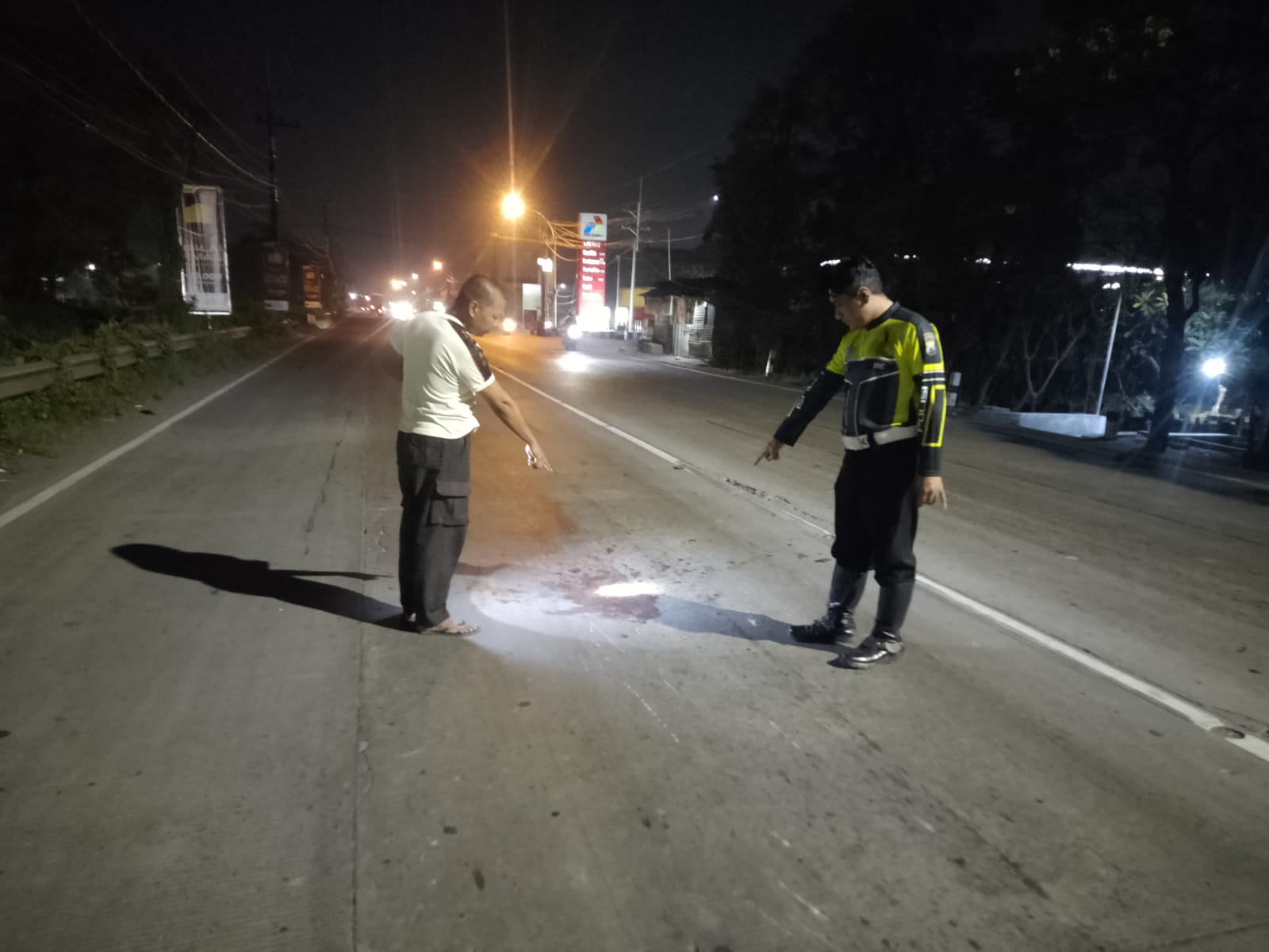 OLAH TKP: Anggota kepolisian saat melakukan olah tempat kejadian perkara (TKP) tabrak lari di Jalan Raya Krikilan, Kecamatan Driyorejo, Gresik.
