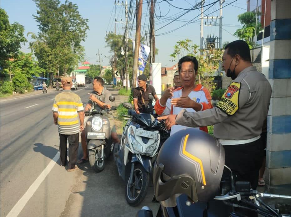 OLAH TKP: Anggota Polsek Driyorejo melakukan olah tempat kejadian perkara di Jalan Raya Desa Cangkir, Kecamatan Driyorejo, Kabupaten Gresik.