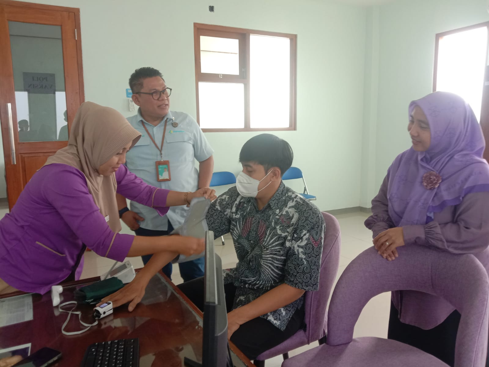 MELIHAT : Kepala Balai Besar Kekarantinaan Kesehatan (BBKK) Surabaya, dr. Rosidi Roslan bersama Direktur RS Wates Husada, dr. Titin Ekowati saat melihat proses vaksin.