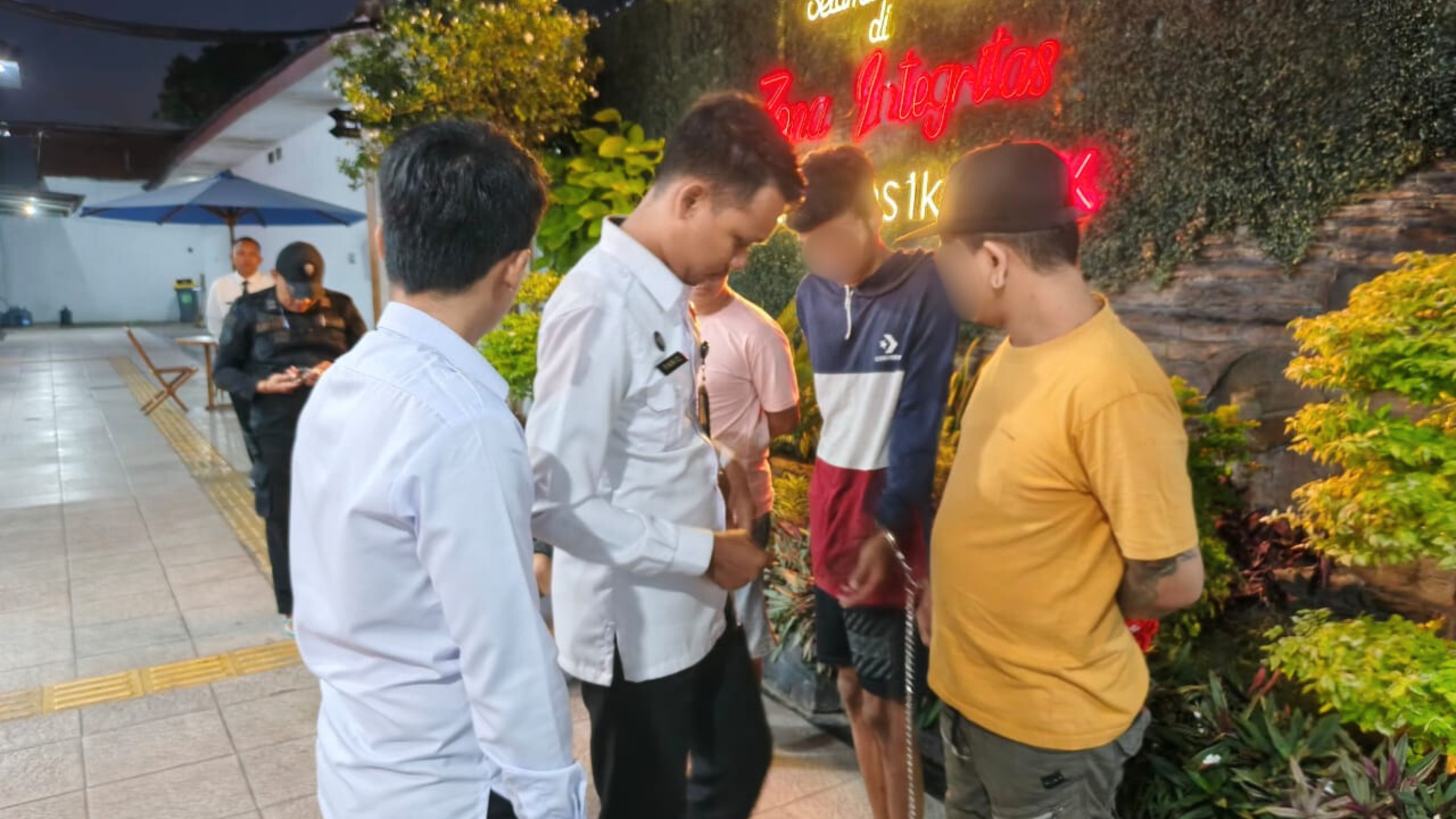 DIPINDAHKAN: Petugas Rutan Gresik saat memindahkan lima warga binaan ke Pamekasan untuk mengatasi overkapasitas dan meningkatkan layanan pembinaan.
