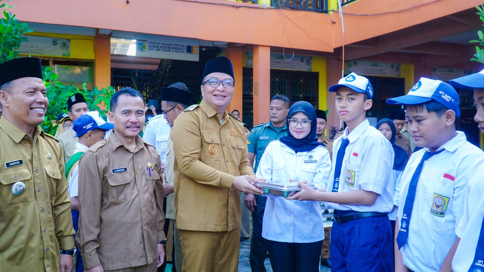 PEMBUKAAN : Wakil Bupati Gresik Asluchul Alif saat pembukaan MPLS SMPN 6 Sidayu.