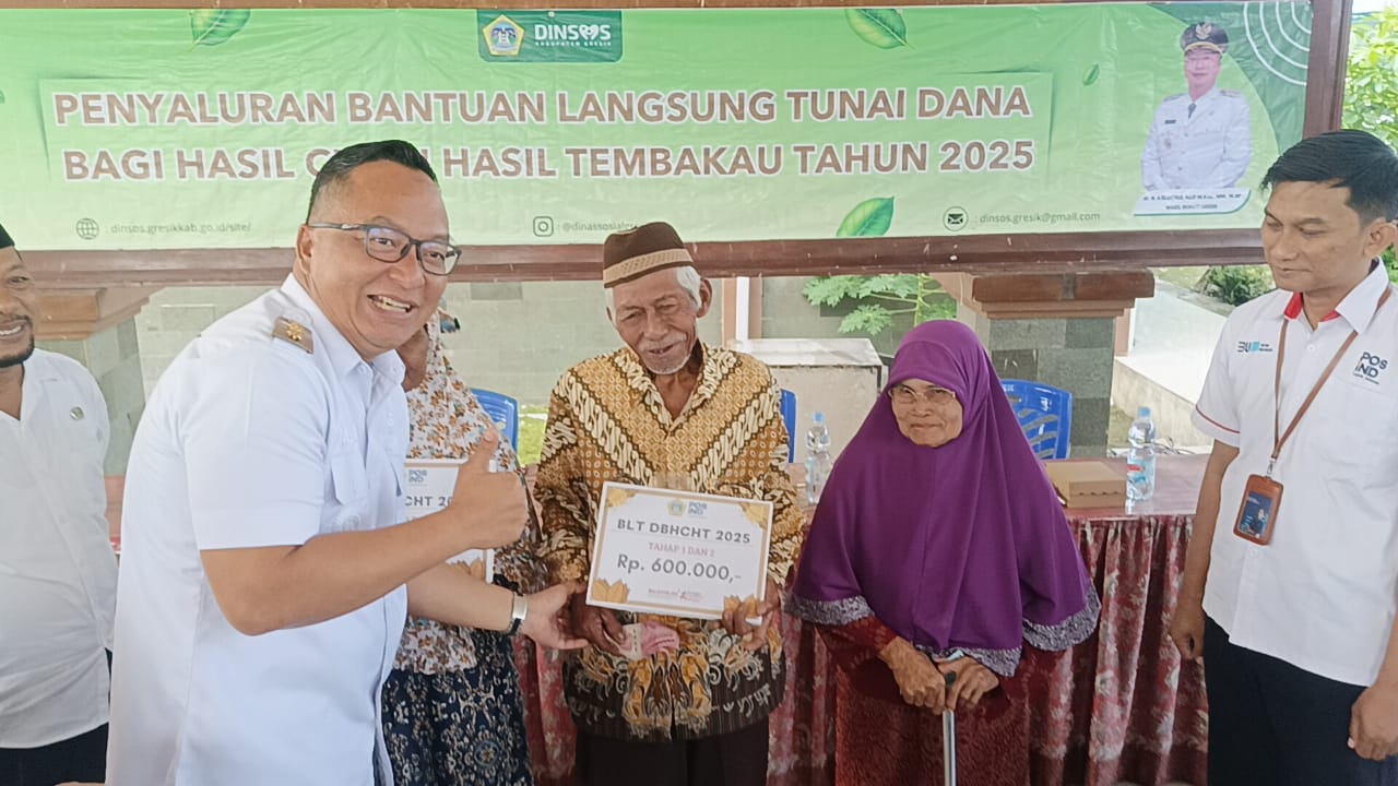 MEMBERIKAN : Wakil Bupati Gresik, dr. Asluchul Alif saat memberikan bantuan langsung tunai di Balongpanggang Gresik.