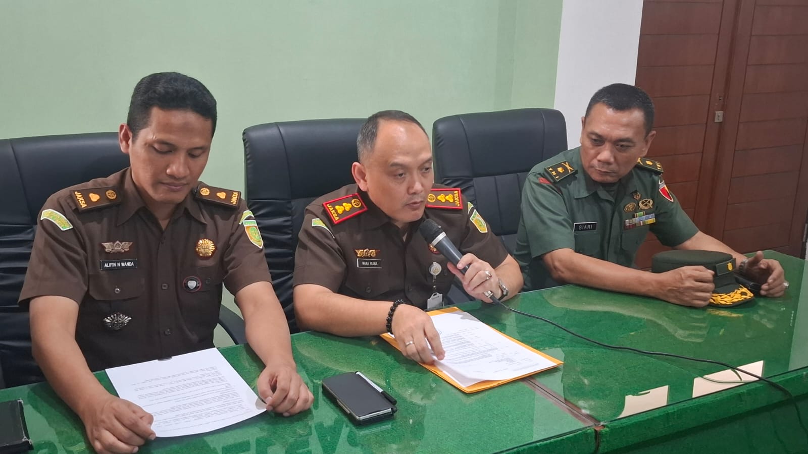 MEMBERI KETERANGAN &ndash; Kepala Kejari Gresik Nana Riana bersama Kasipidsus Alifin dan Kasdim 0817 Gresik Mayor Inf Siari saat memberikan keterangan pers terkait dugaan korupsi dana hibah Pemprov Jatim.