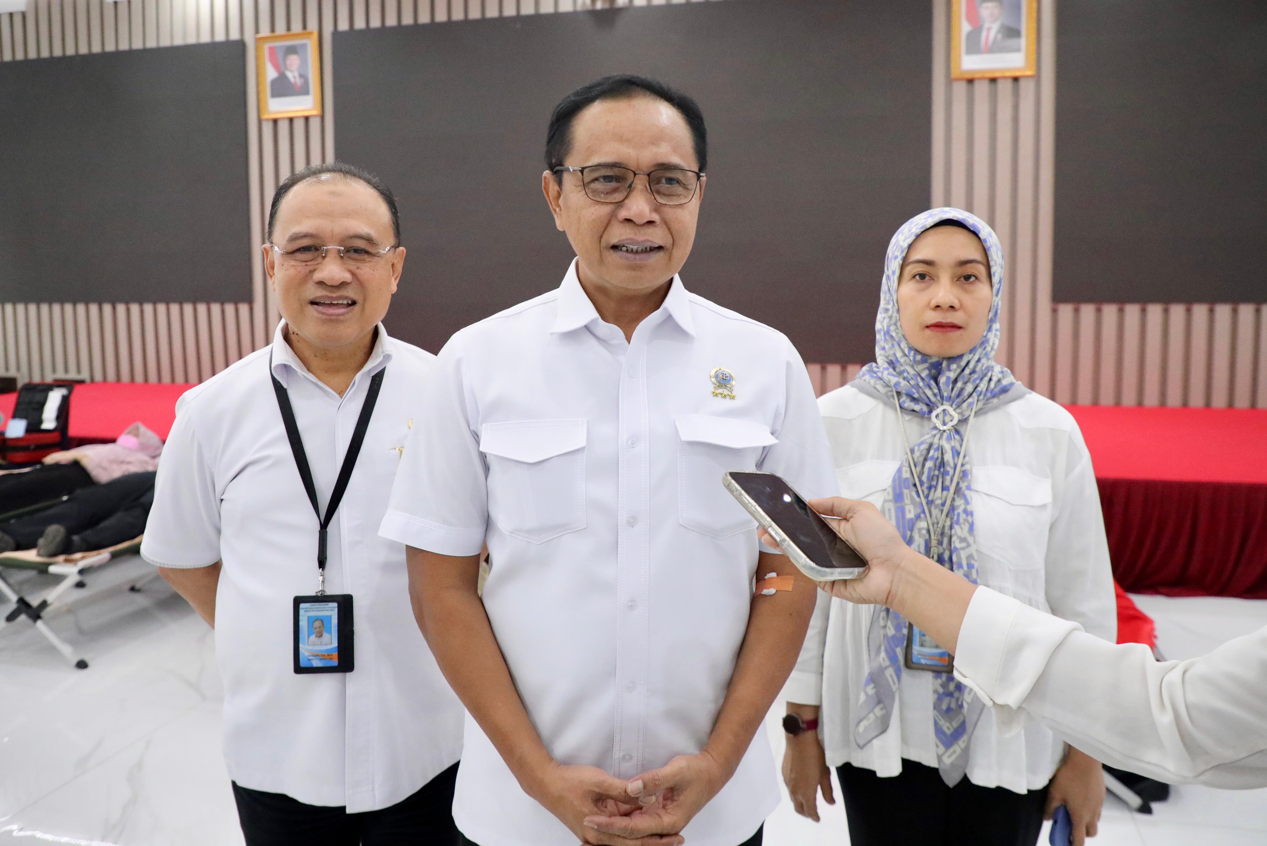 Kegiatan donor darah yang rutin dilaksanakan setiap tahun di lingkungan Kementerian Agraria dan Tata Ruang/Badan Pertanahan Nasional (ATR/BPN) disambut antusias oleh para pegawai.