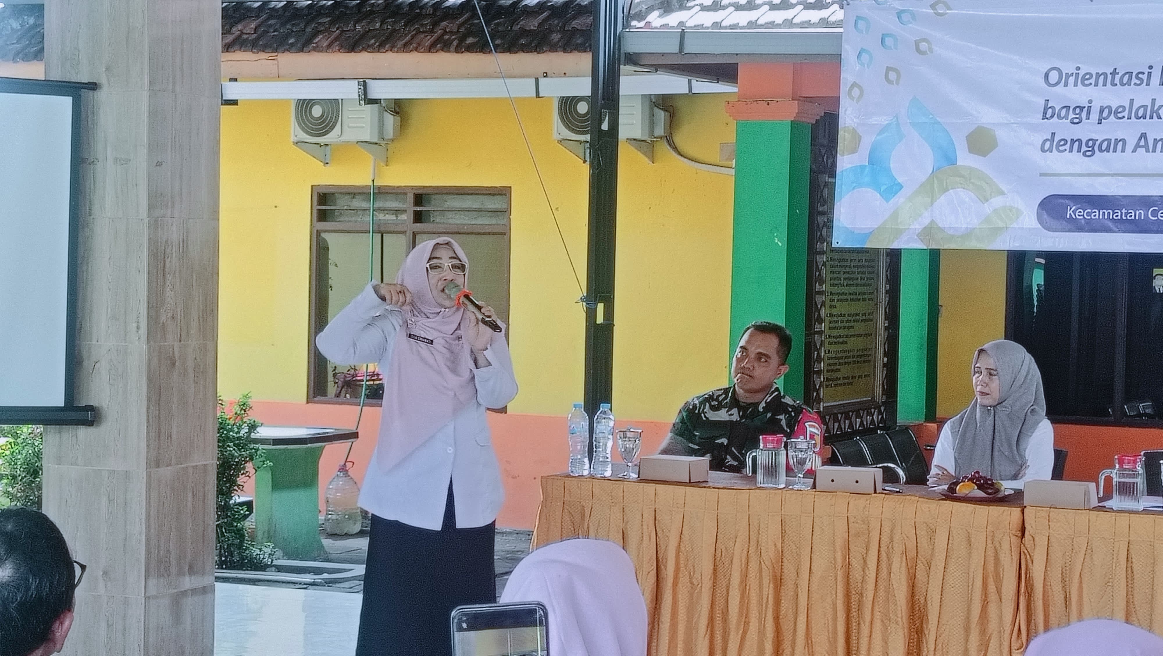 SOSIALISASI : Kepala Dinas KBPPPA Gresik, Dr. Titik Ernawati saat memberikan sosialisasi sosialisasi dan orientasi mengenai 1.000 Hari Pertama Kehidupan (HPK).