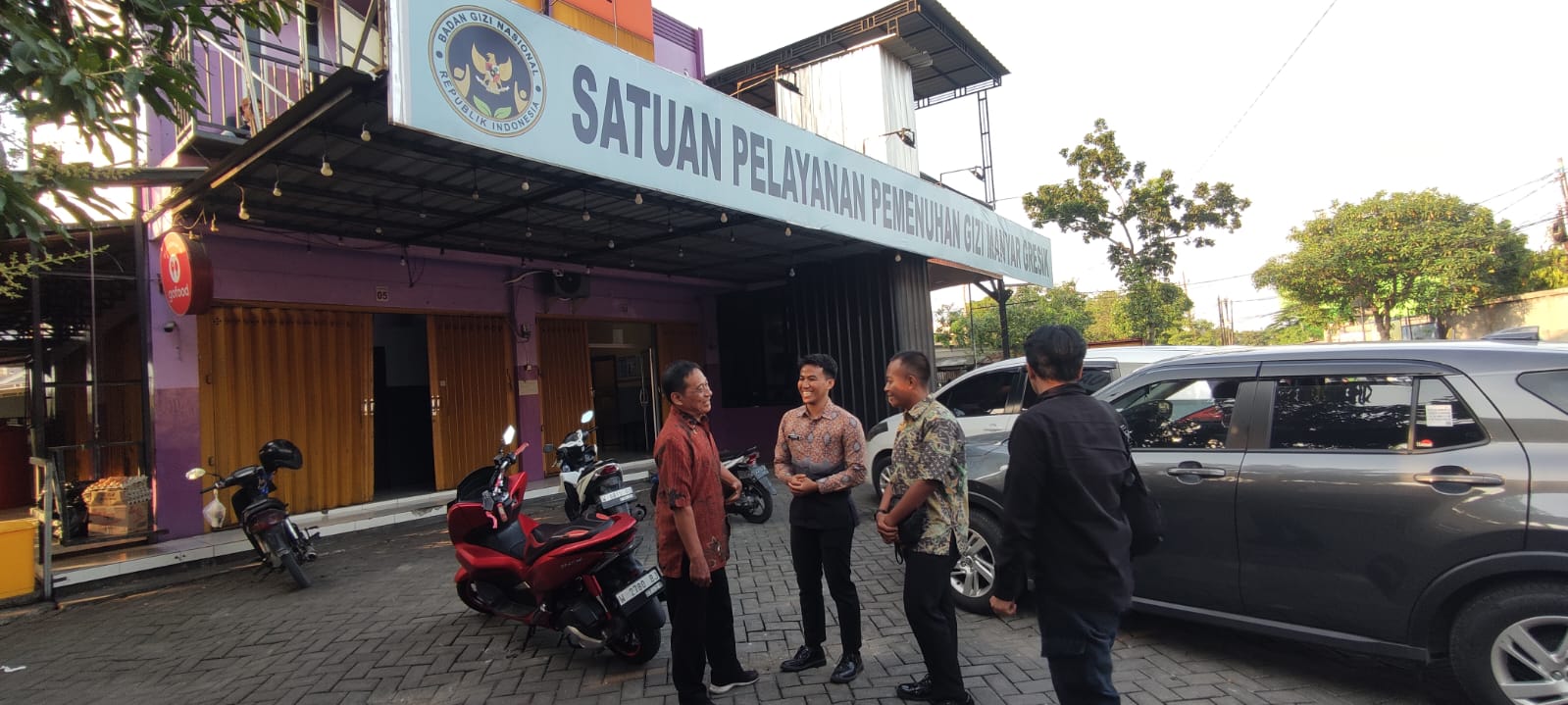 MENINJAU LANGSUNG : SPPG Gresik saat meninjau langsung pendistribusian  15.000 paket MBG di wilayah Kabupaten Gresik.