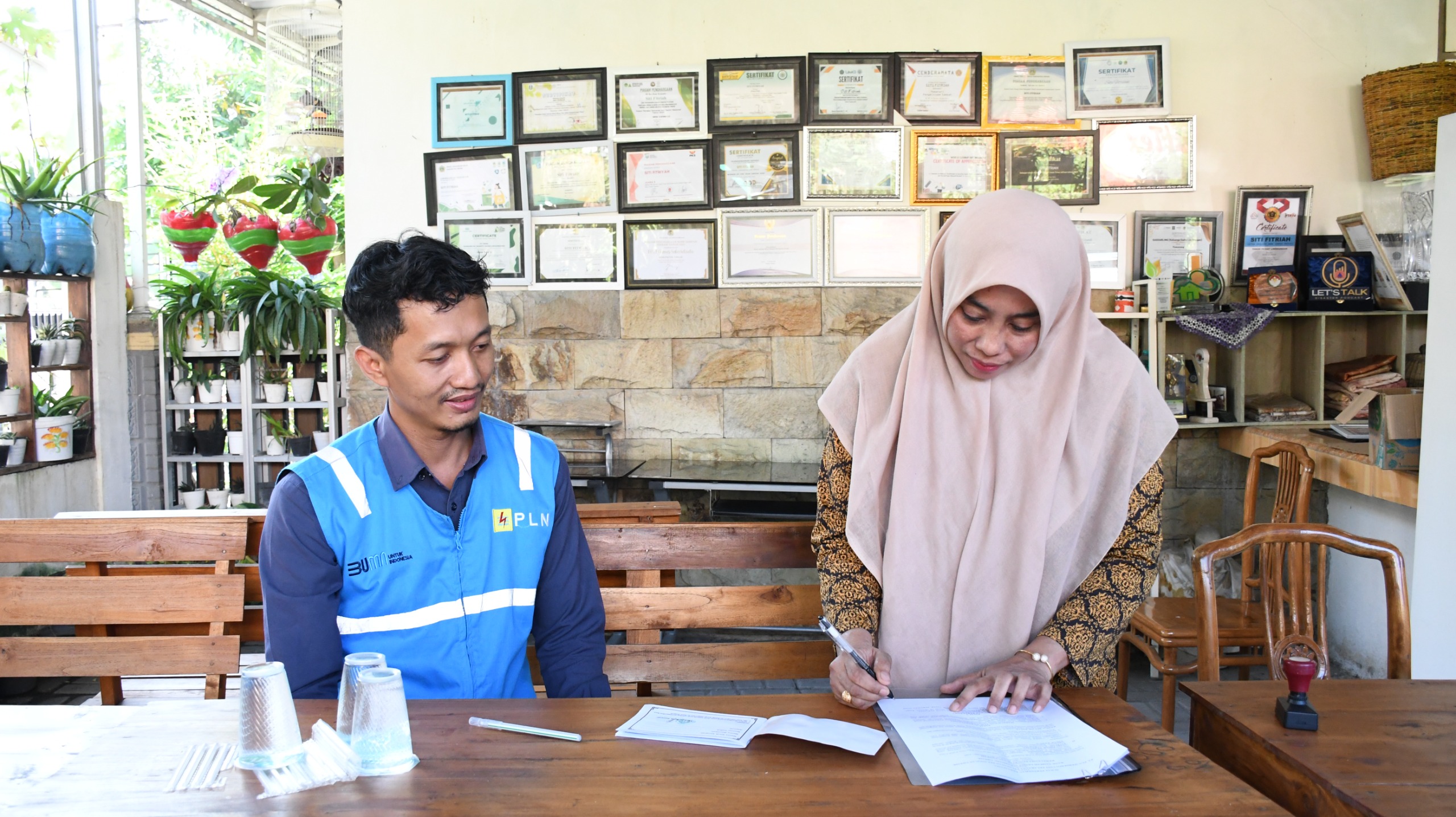 Kolaborasi PLN dengan Bank Sampah GEMES Gresik langkah nyata dalam pelestarian lingkungan dan pemberdayaan ekonomi rakyat.
