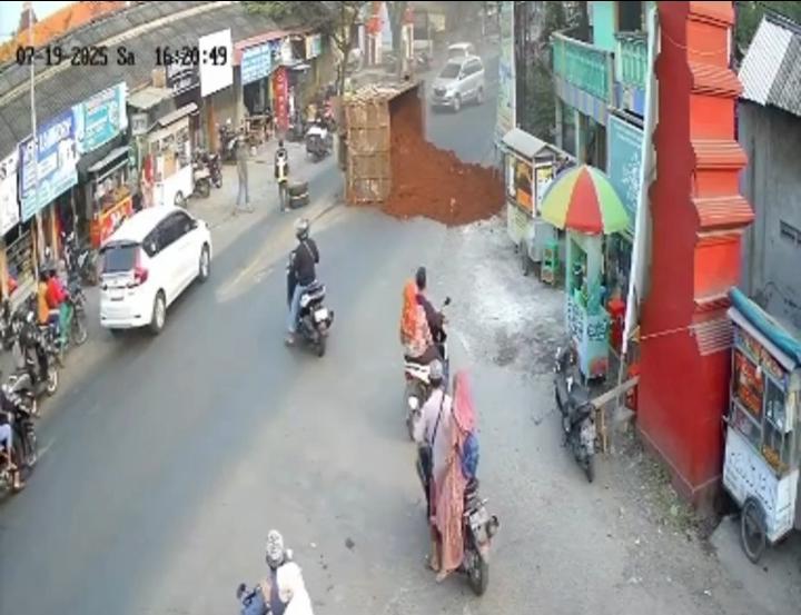 TERGULING : Sebuah Dump truk bermuatan galian C tanah merah terguling di Jalan Raya Deandles Pantura,Desa Sembayat, Kecamatan Manyar, Gresik.