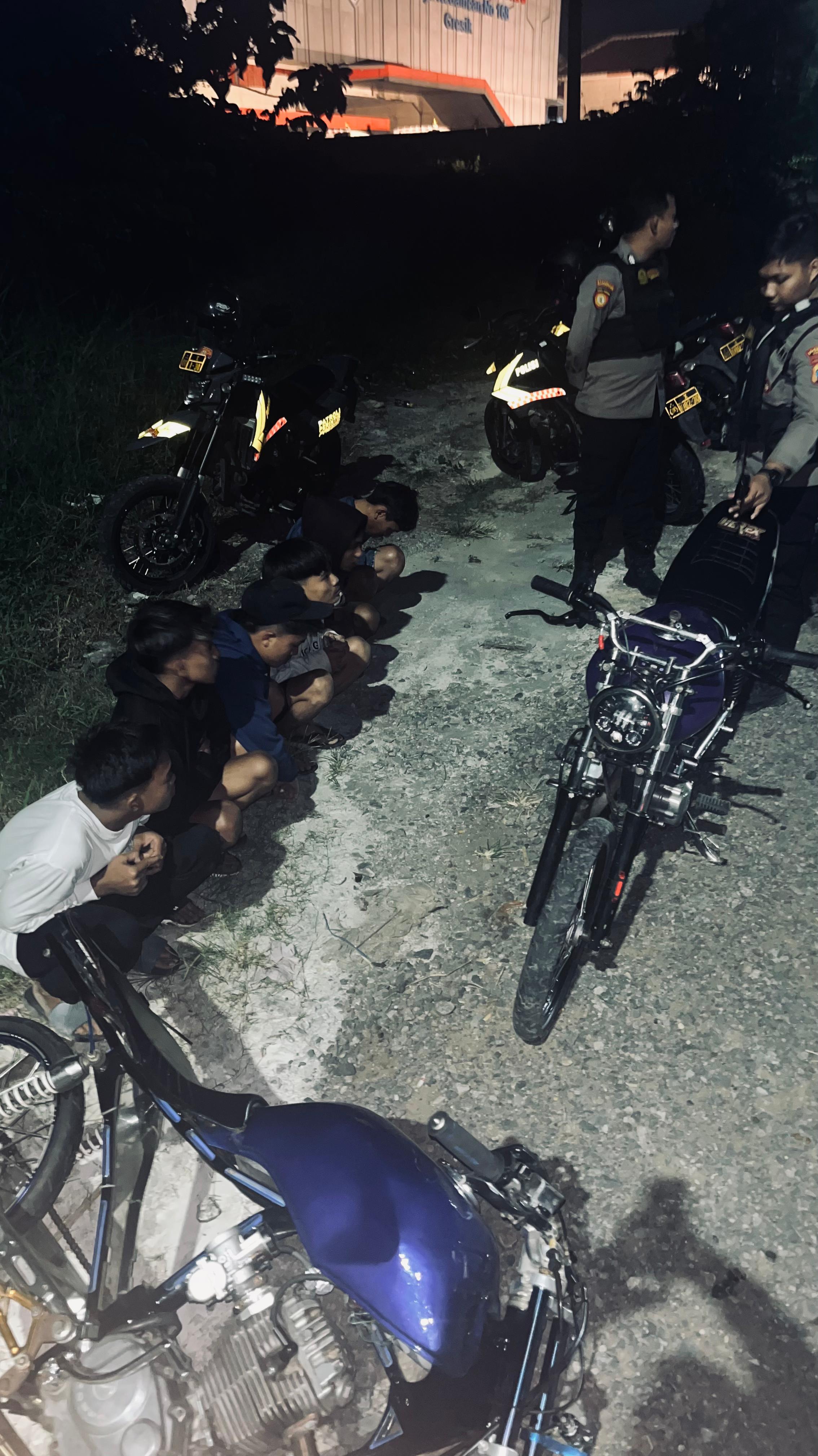 DIAMANKAN : Anggota Tim Raimas Kalamunyeng Polres Gresik mengamankan 6 remaja yang hendak balap liar di Jalan Raya Kedamean, Kecamatan Kedamean, Gresik.
