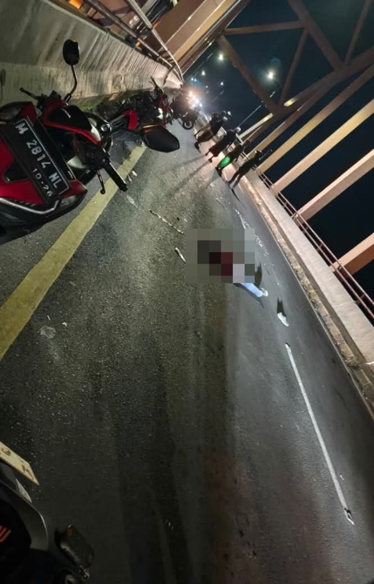 TERGELETAK : Seorang pengendara motor tergeletak usai mengalaminkecelkaan tunggal diatas jembatan Sembayat, Kecamatan Bungah, Gresik.