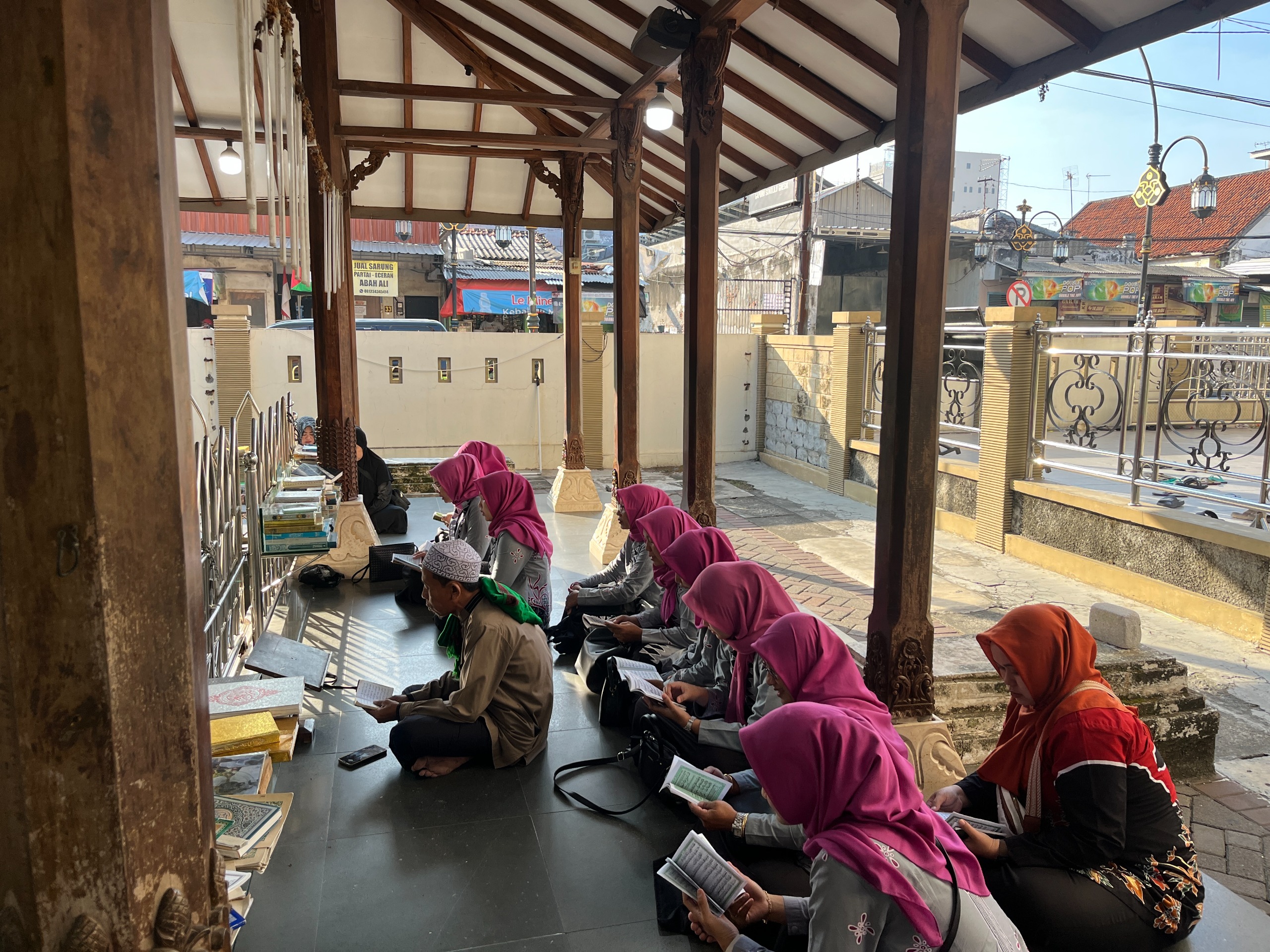 ZIARAH WALI : Ibu - ibu PIPAS Rutan Kelas IIB Gresik saat melakukan ziarah dannkirim doa di Makam Sunan Maulana Malik Ibrahim Gresik.