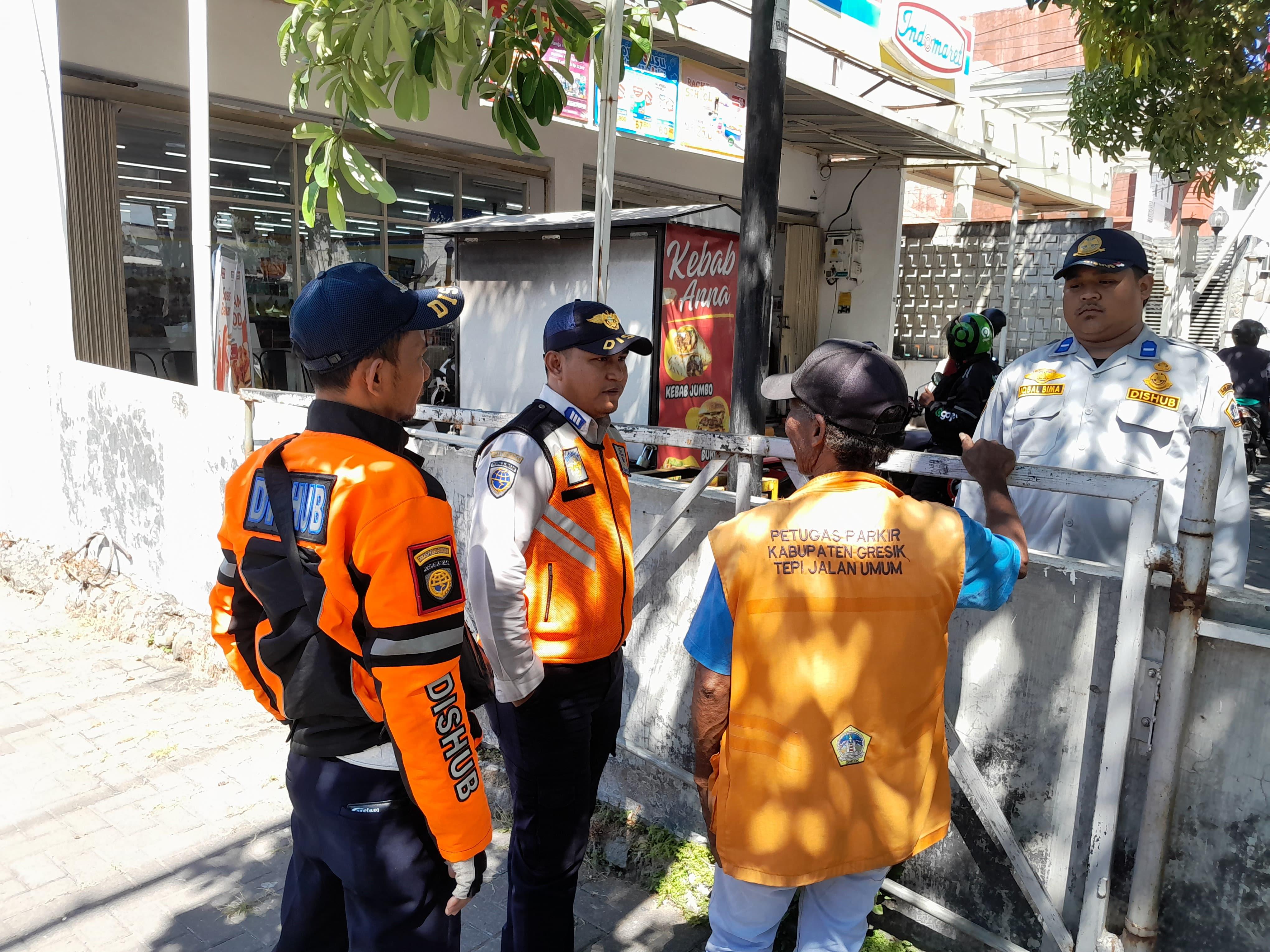 Dishub Kabupaten Gresik menindak tegas seorang tukang becak yang kedapatan beralih profesi secara ilegal menjadi juru parkir (jukir) dadakan di kawasan Jl. Panglima Sudirman.