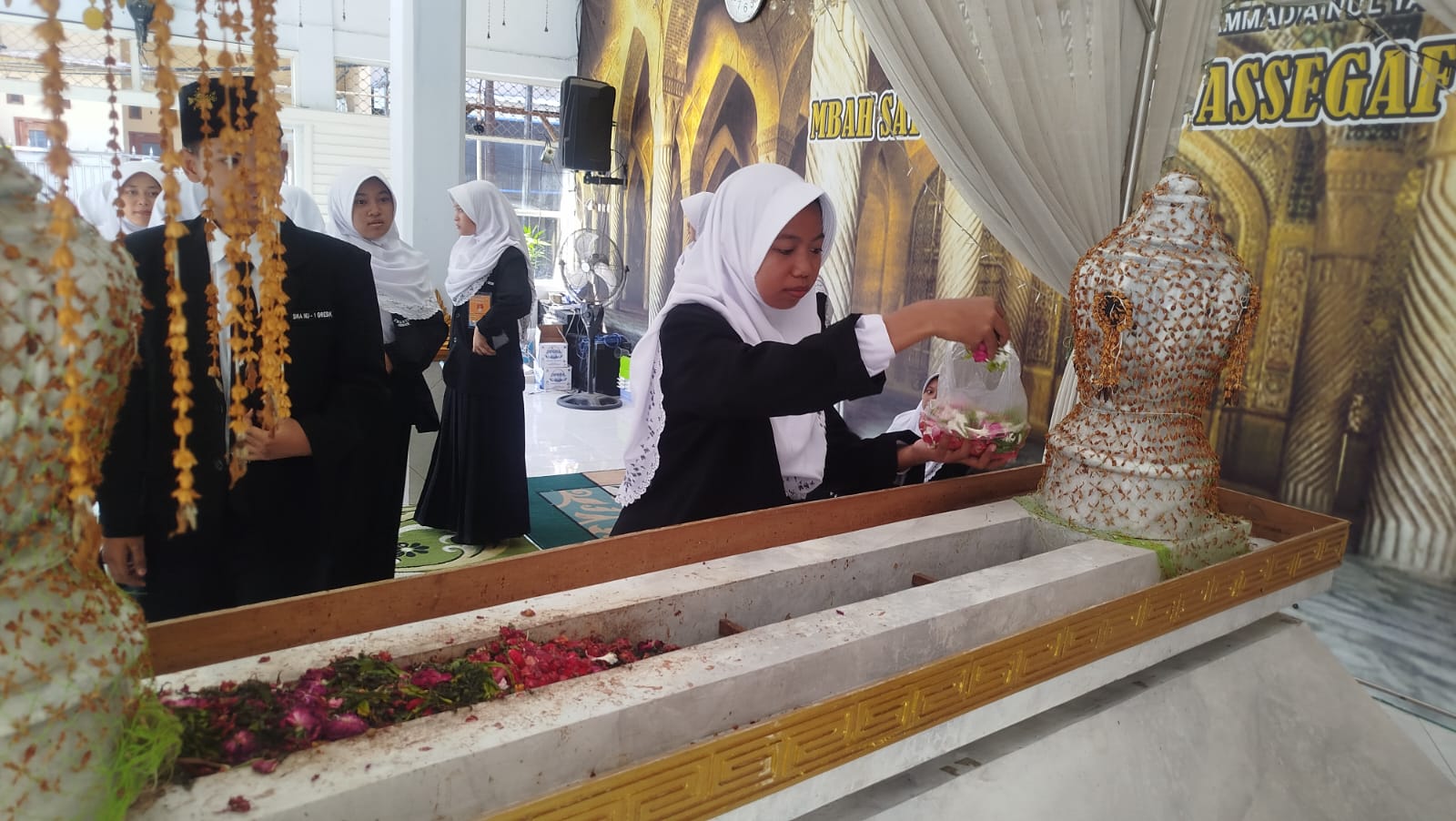 TUTUP MPLS : Siswa Baru SMA NU 1 Gresik Saat berziarah ke makam Habib Abu Bakar Assegaf  RA