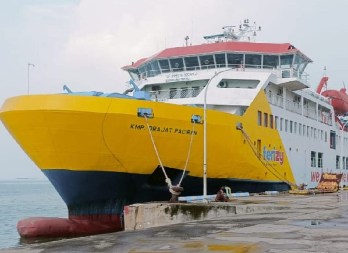 SUASANA : KMP Drajat Paciran melayani trayek pelayanan ke Pulau Bawean Gresik .