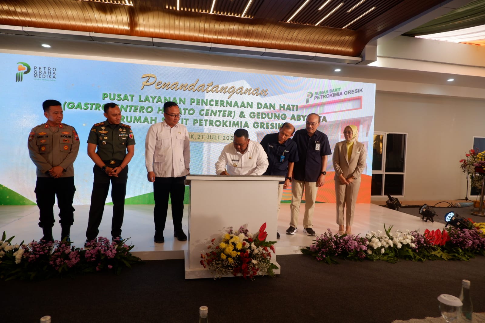 MOMEN BERSEJARAH : Bupati Gresik, Fandi Akhmad Yani, menandatangani prasasti peresmian Gedung Abyakta dan Pusat Layanan Pencernaan dan Hati Terpadu RSPG. Fasilitas baru ini diharapkan menjadi rujukan