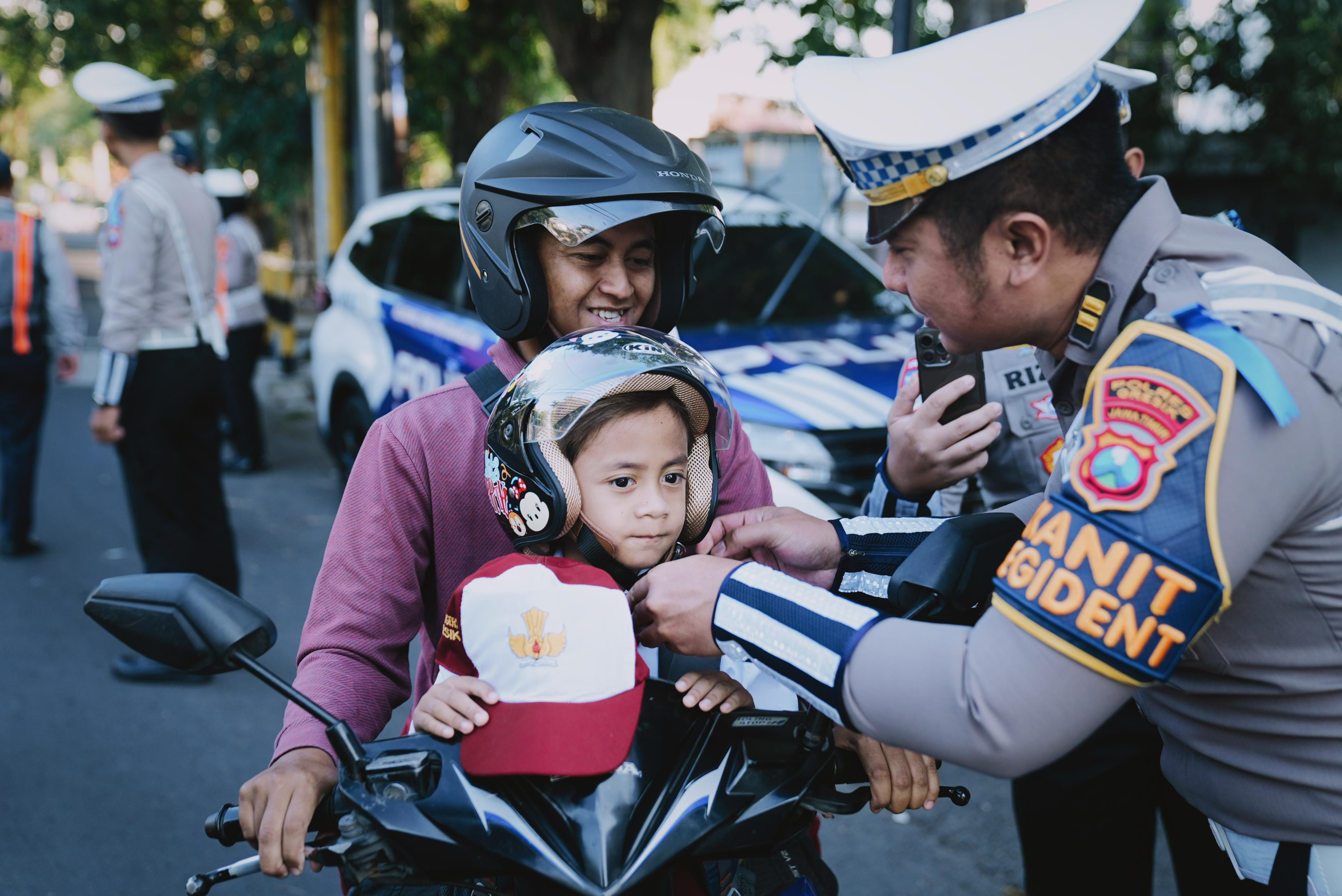 EDUKATIF: Satuan Lalu Lintas (Satlantas) Polres Gresik kembali menggelar kampanye Operasi Patuh Semeru 2025 dengan pendekatan yang berbeda.