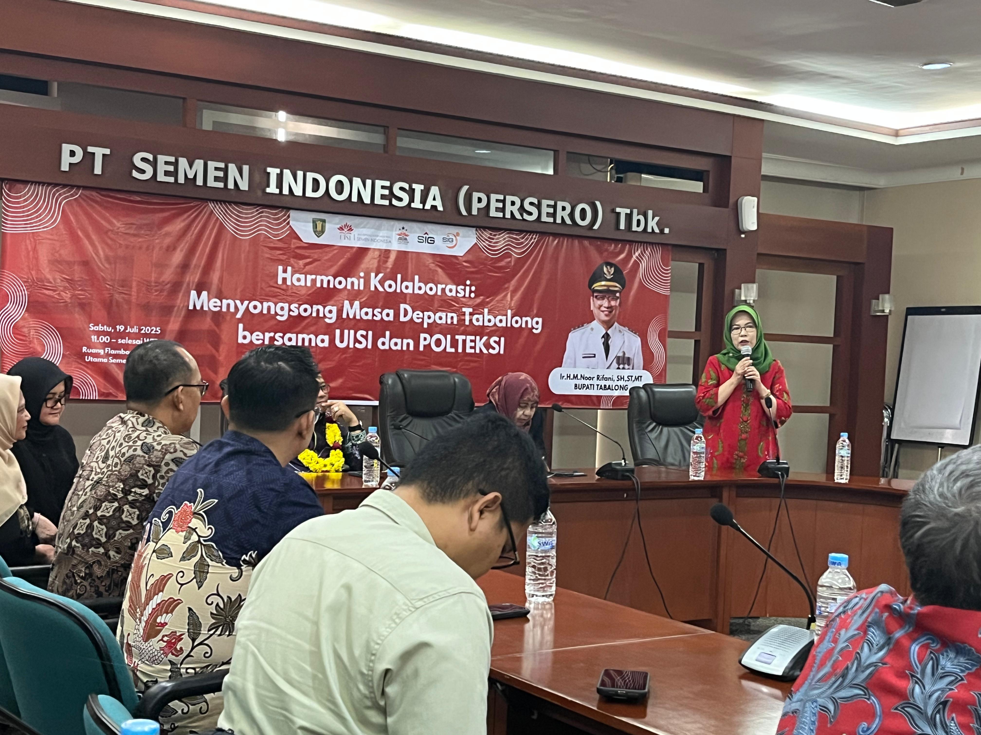 Direktur Polteksi Erlina Diamastuti saat memebrikan sambutan saat MoU antara Pemkab Tebalong dan dua kampus di Gresik.