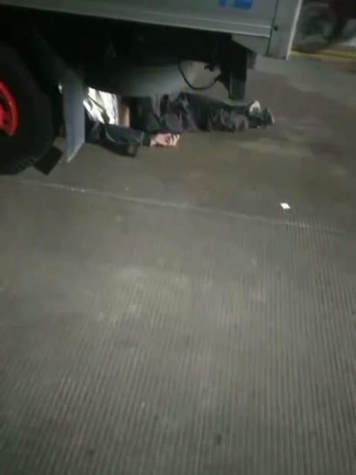 TEWAS: Seorang pengendara sepeda motor meninggal dunia usai tabrak truk box di Jalan Raya Ambeng-ambeng, Kecamatan Duduksampeyan, Gresik.