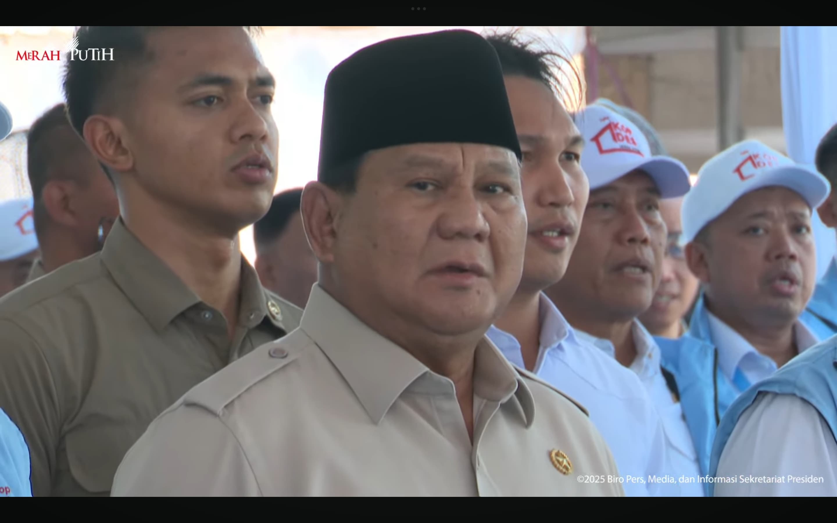Dalam momen bersejarah tersebut, Presiden turut didampingi sejumlah menteri kabinet, termasuk Menteri Agraria dan Tata Ruang/Kepala Badan Pertanahan Nasional (ATR/BPN), Nusron Wahid.