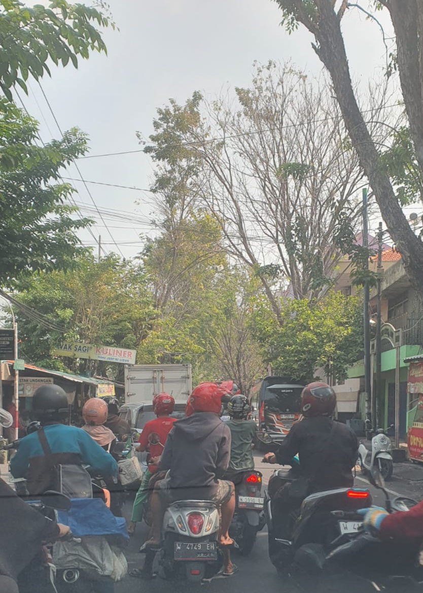 MACET: Banyak kendaraan besar yang terparkir di tepi jalan di kawasan Makam Sunan Giri, Gresik.