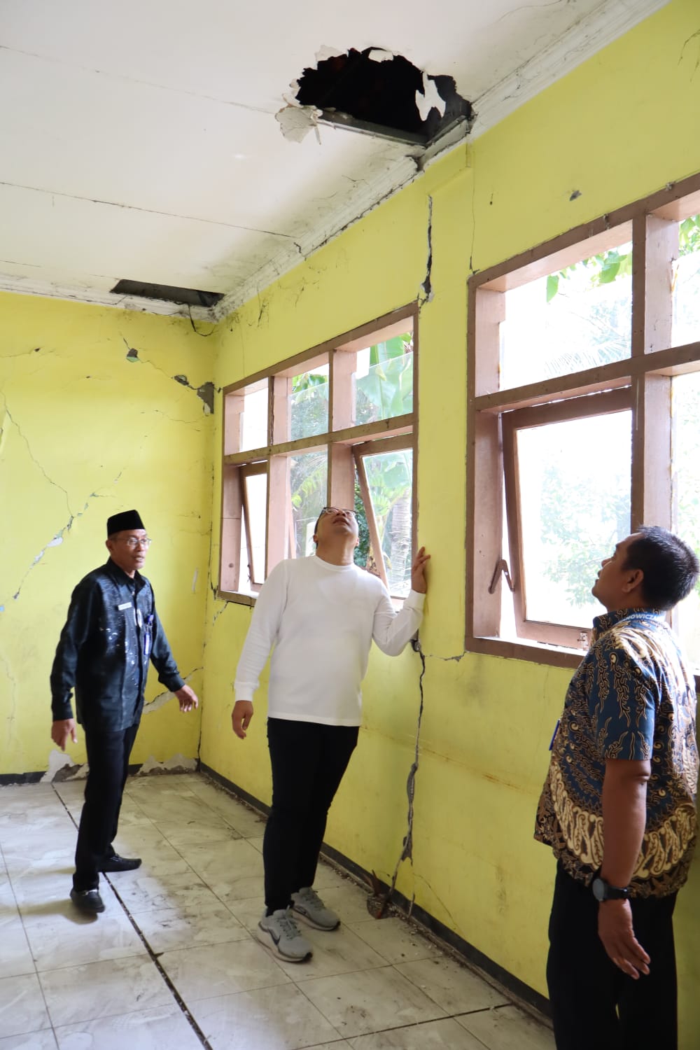 TINJAUAN: Wakil Bupati Gresik Asluchul Alif meninjau sekolah rusak di Gresik.