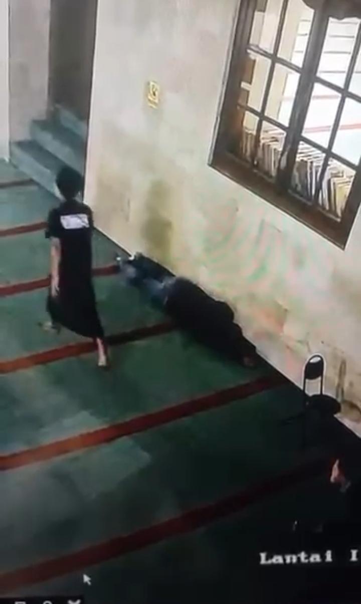 CURI HP : Terlihat dalam rekaman CCTV Seorang pelaku pencurian hp menggunakan sarungbdan peci saat mengambil hp milik seorang jamaah yang tertidur di Masjid Jami Gresik.