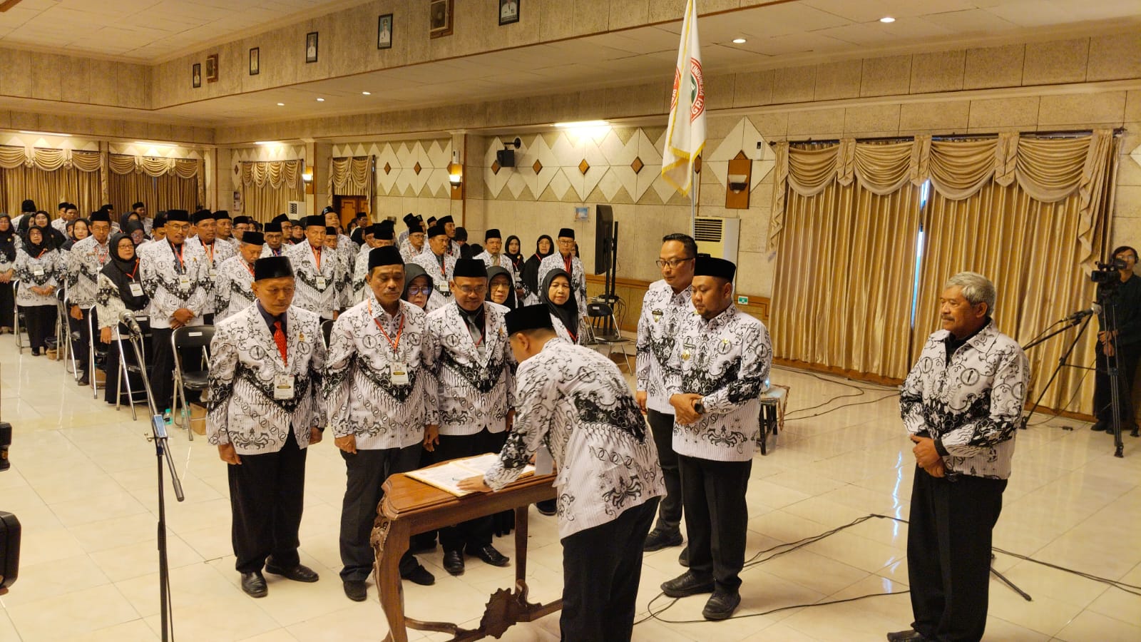 Ketua PGRI Kabupaten Gresik, Beri Avita Prasetiya menandatangani pakta integritas pengurus baru.