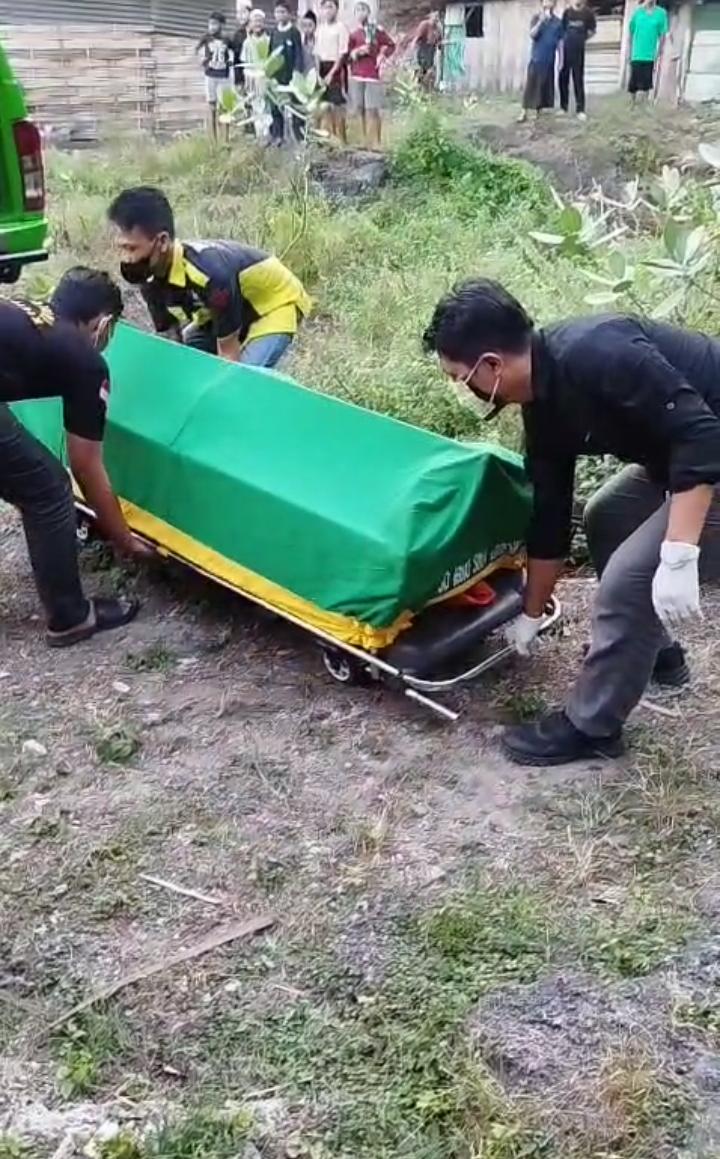 EVAKUASI : Petugas kepolisian beserta petugas medis saat melakukan evakuasi korban saat ditemukan dalam keadaan meninggal di area bukit Desa Suci, Kecamatan Manyar.