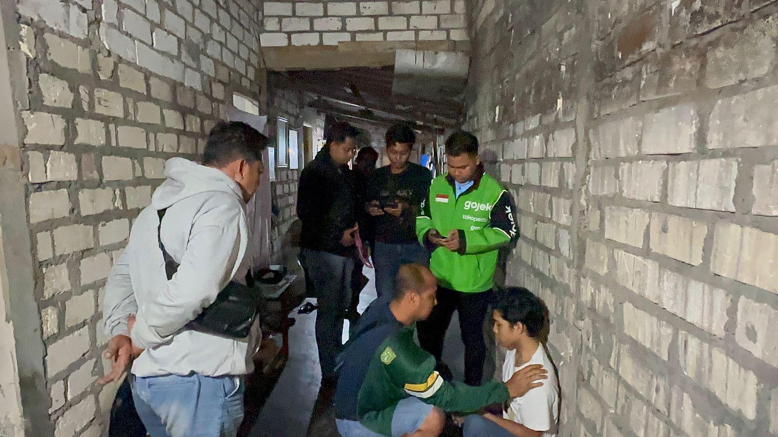 DIAMANKAN : Anggota Resmob Polres Gresik saat melakukan penangkapan pelaku curanmor di Warkop Tulus, Kecamatan Menganti, Gresik.