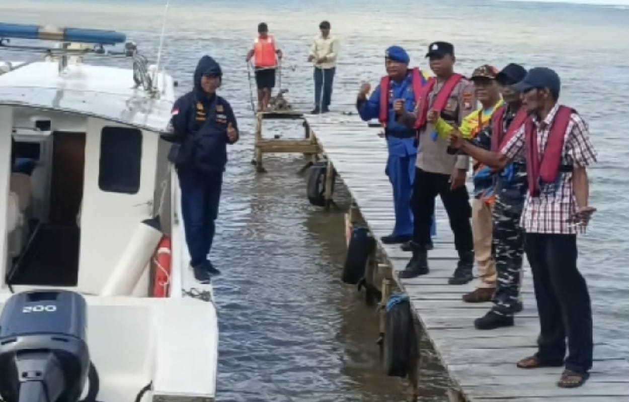 DIEVAKUASI : Petugas gabungan dari anggota Satpolairud, TNI dan warga usai melakukan evakuasi 11 ABK KMN SINAR FAJAR yang selamat usai perahunya tenggelam diterjang ombak diperairan  Sangkapura.