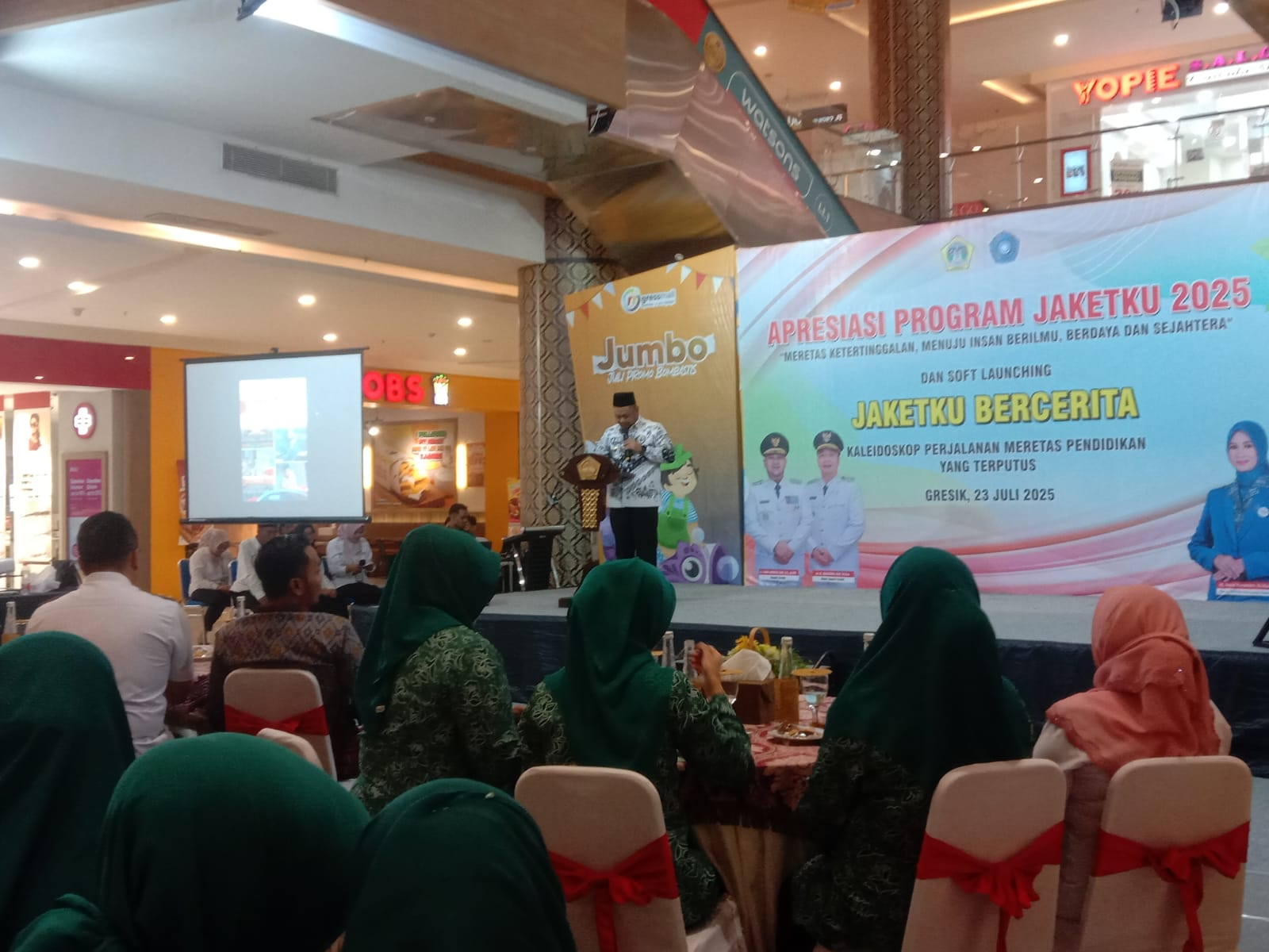 TERIMA : Bupati Gresik Fandi Akhmad Yani memberikan ijazah kepada warga belajar paket.