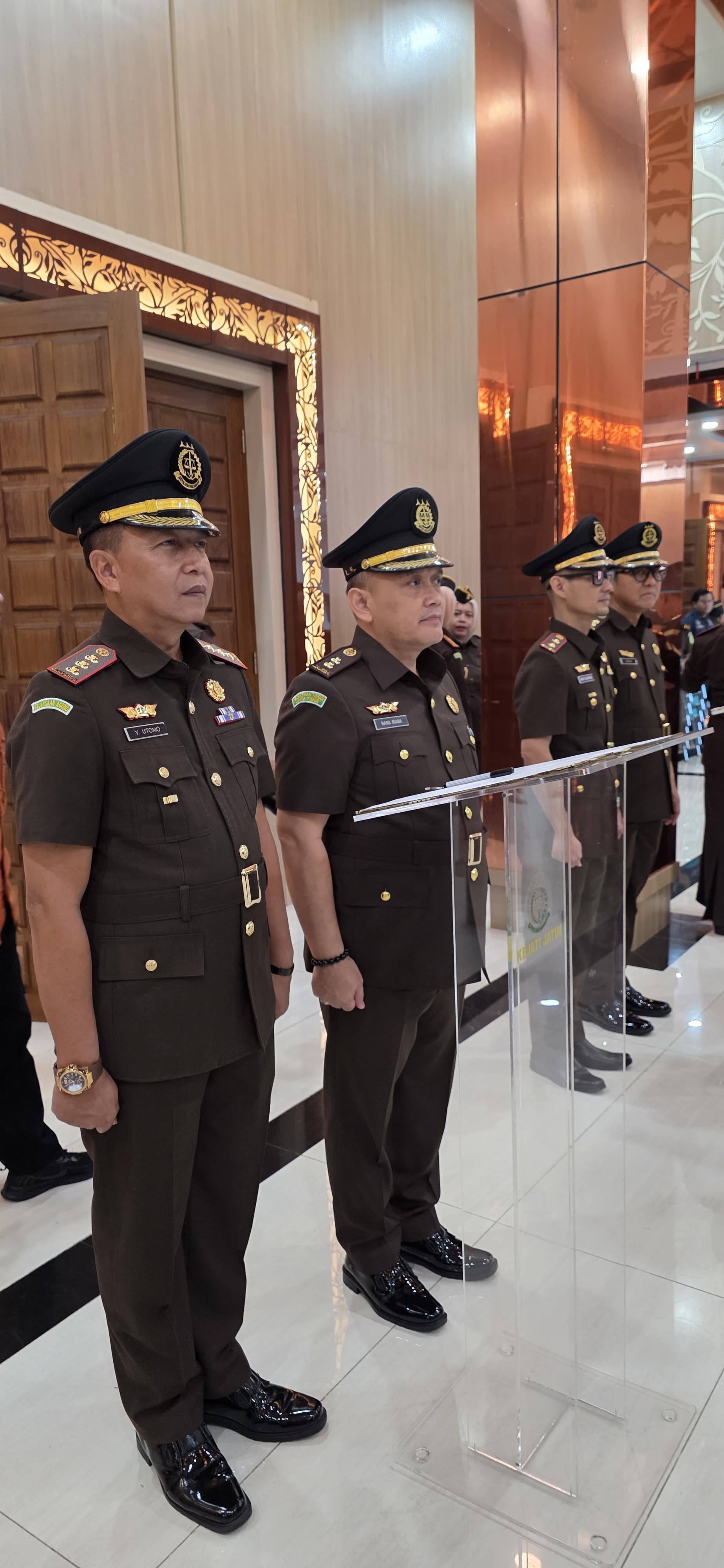 SERTIJAB: Kajari Gresik Yanuar Utomo resmi menggantikan Nana Riana saat Sertijab di Kantor Kajati Jawa Timur.
