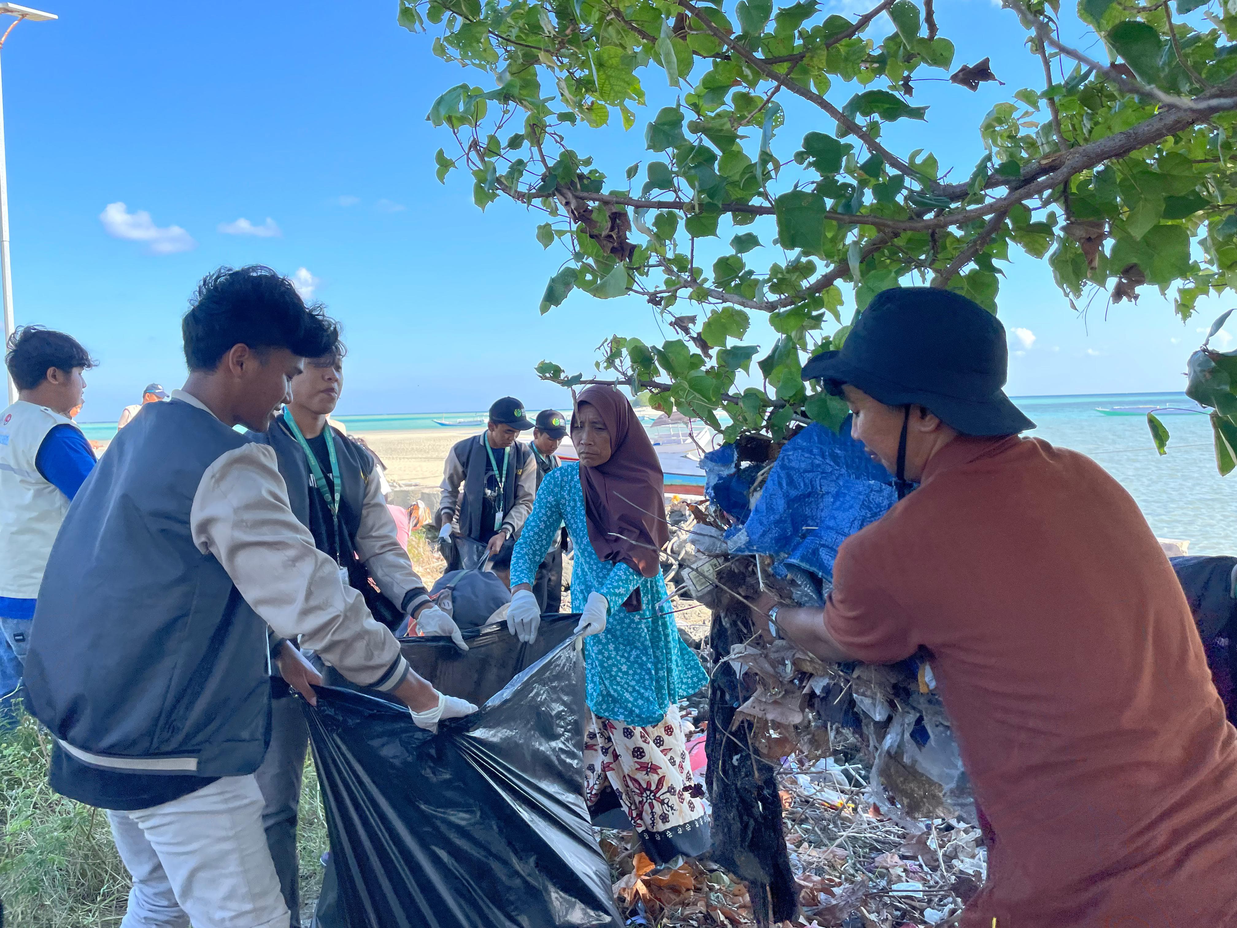 mahasiswa KKN Karya Nusa UNISDA Lamongan bersama mahasiswa KKN-PPM UGM menginisiasi program kerja kolaboratif bertajuk &ldquo;Pantai Gili Bebas Sampah.&rdquo;
