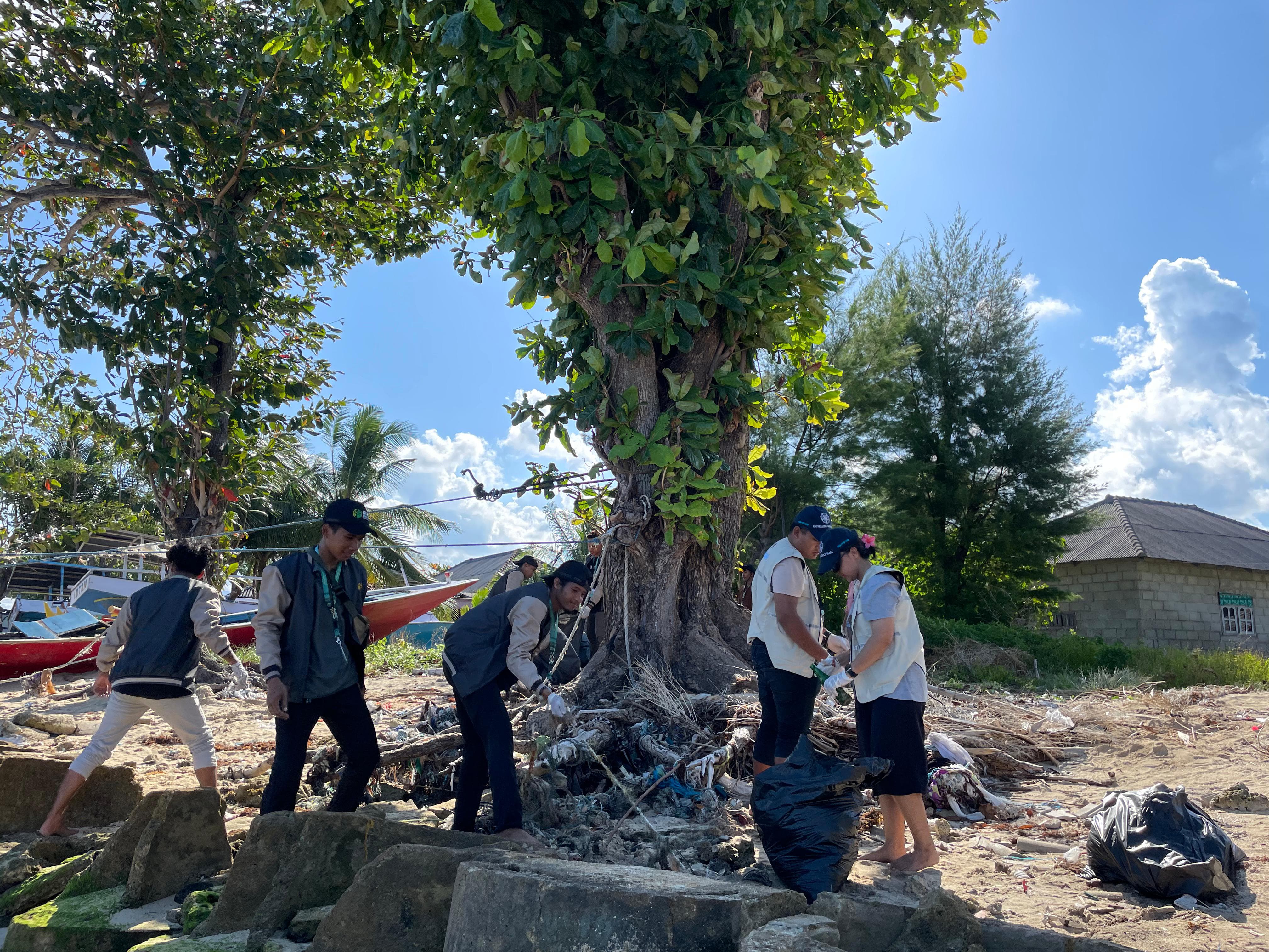 KKN Karya Nusa UNISDA dan KKN PPM UGM, Kolaborasi Program Kerja Wujudkan &ldquo;Pantai Gili Bebas Sampah&rdquo;