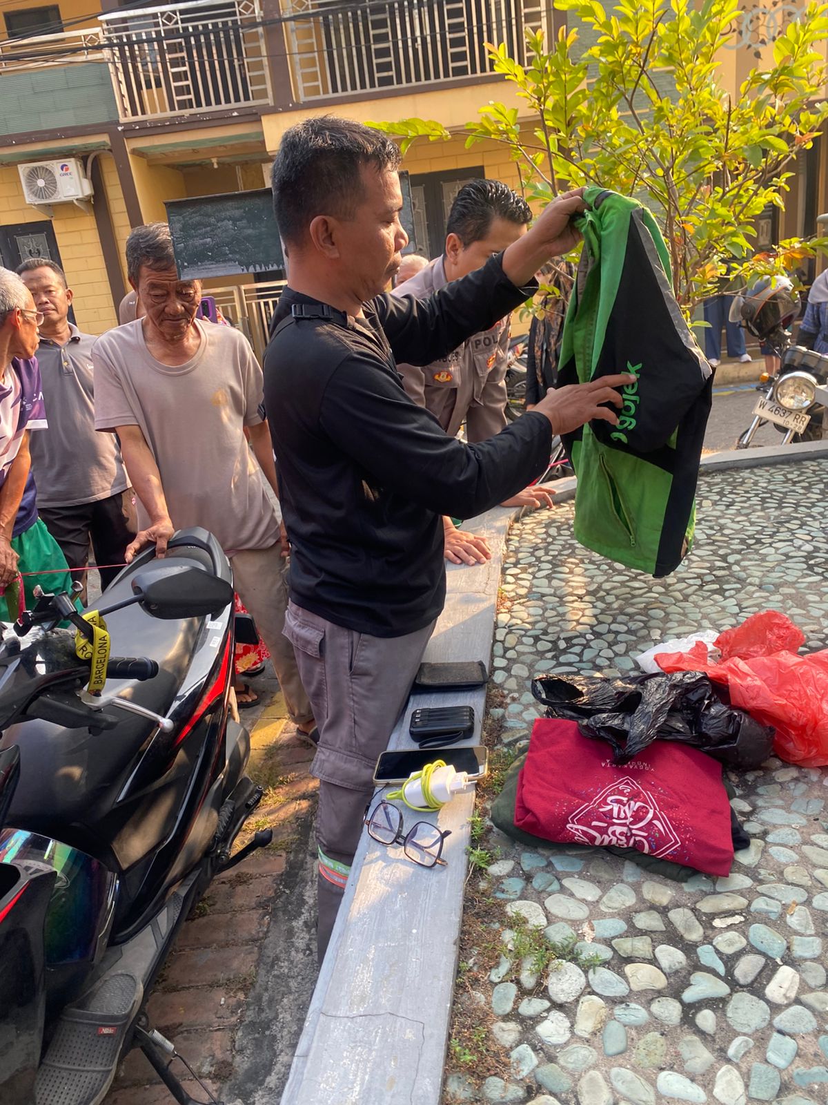 OLAH TKP &ndash; Anggota Polsek Manyar saat melakukan olah tempat kejadian perkara (TKP) dan mengevakuasi jenazah di area Masjid Roudotul Jannah, Jalan Blitar&ndash;Besuki, Desa Yosowilangun, Kecamatan Manyar, Gr