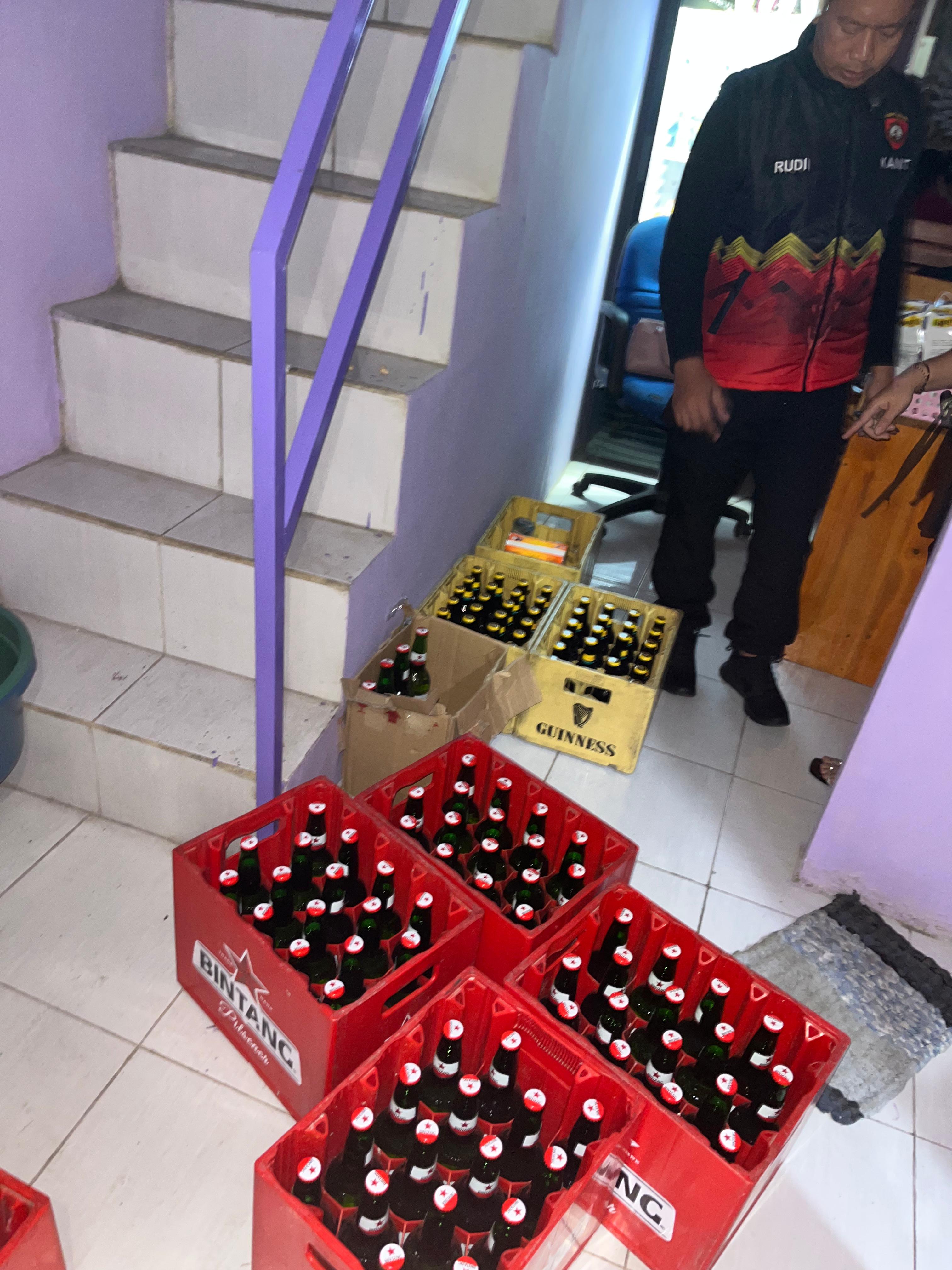 RAZIA &ndash; Petugas Satsamapta Polres Gresik saat menggelar razia minuman keras dan penggerebekan sebuah warung kopi di wilayah Kecamatan Driyorejo, Gresik.